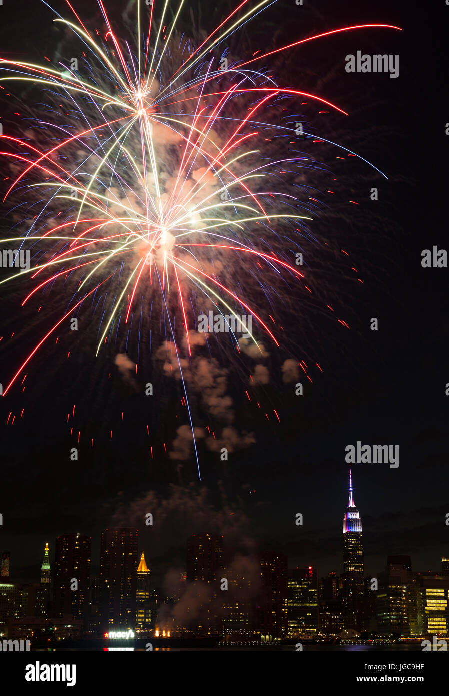 New York, NY USA - 4. Juli 2017: The Macy Feuerwerk-Show leuchtet der Himmel über der Skyline von New York City Stockfoto