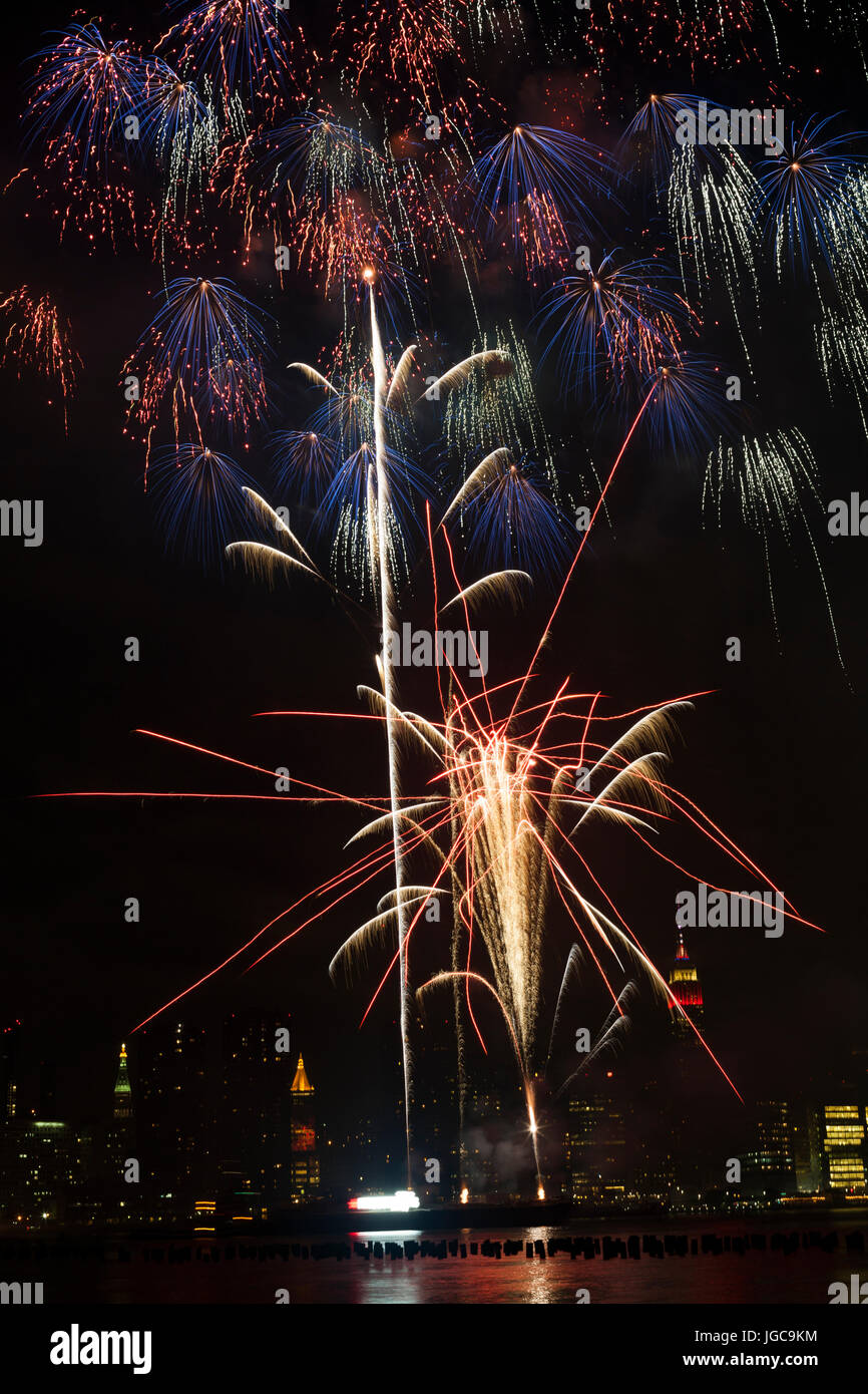 New York, NY USA - 4. Juli 2017: The Macy Feuerwerk-Show leuchtet der Himmel über der Skyline von New York City Stockfoto