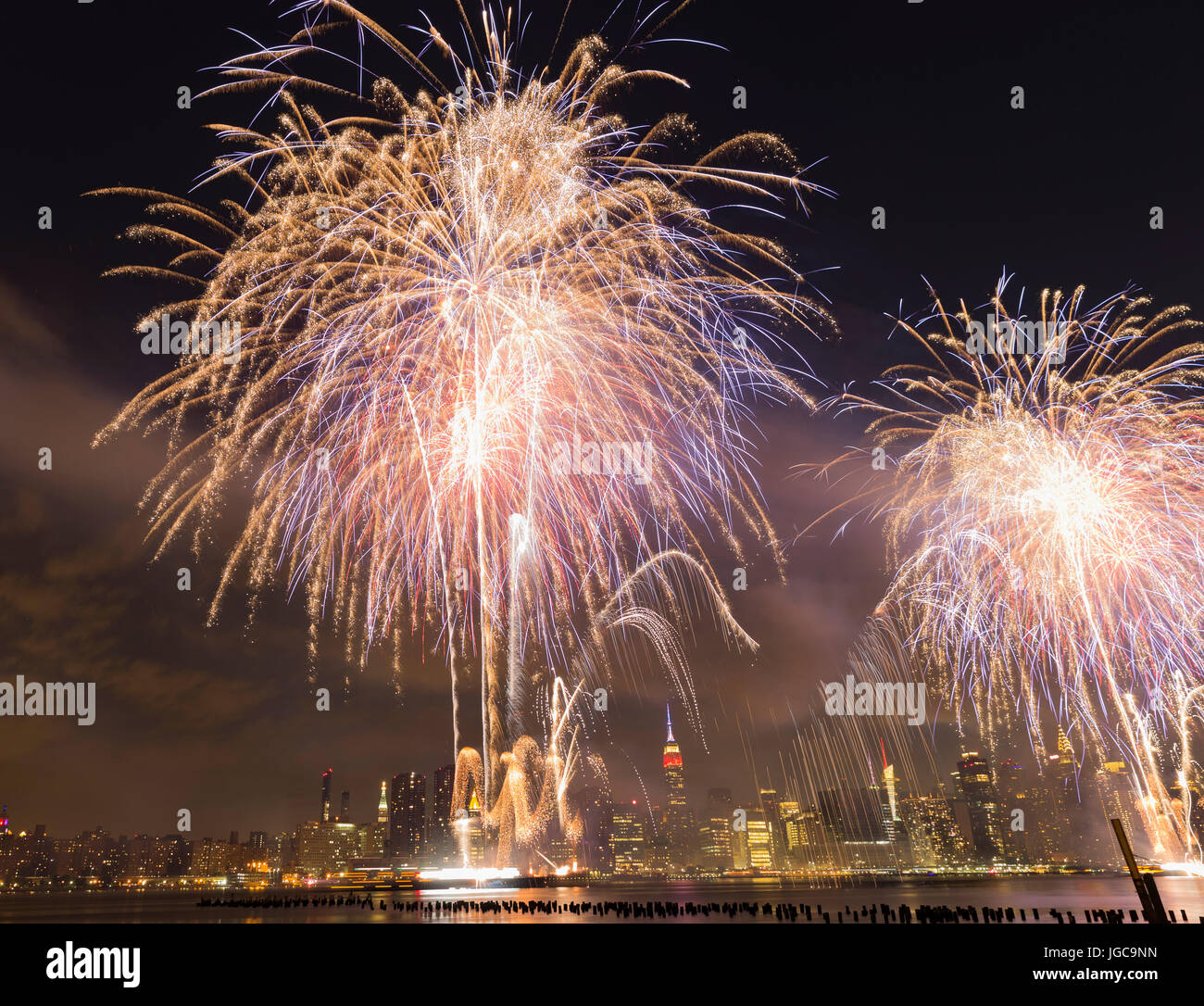 New York, NY USA - 4. Juli 2017: The Macy Feuerwerk-Show leuchtet der Himmel über der Skyline von New York City Stockfoto