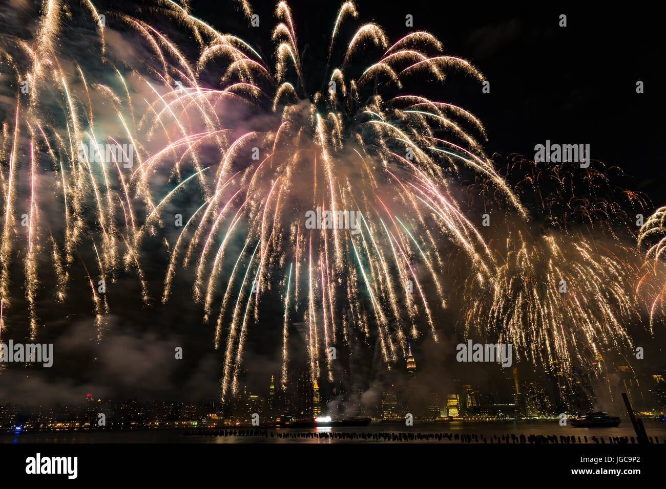 New York, NY USA - 4. Juli 2017: The Macy Feuerwerk-Show leuchtet der Himmel über der Skyline von New York City Stockfoto