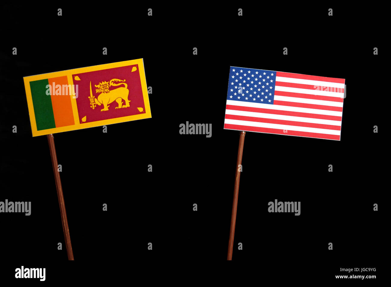 Sri Lanka Fahne mit USA-Flagge auf schwarzem Hintergrund isoliert Stockfoto