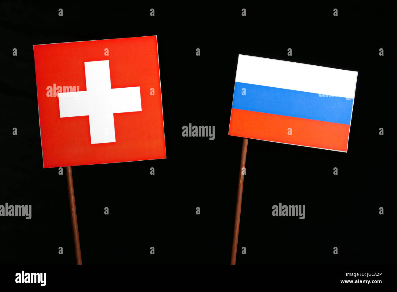Schweizer Flagge mit russischer Flagge auf schwarzem Hintergrund isoliert Stockfoto