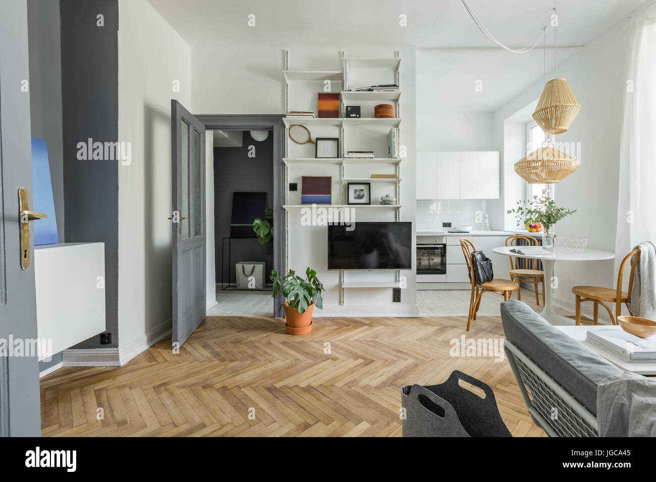 Ferienwohnung im skandinavischen Stil mit Holzboden, Couch und tv Stockfoto