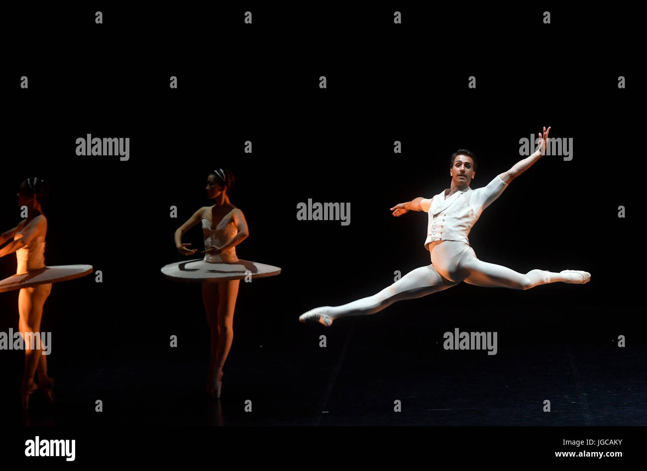 Peking, China. 4. Juli 2017. Tänzer in "Faust II" präsentiert von Ballett Dortmund aus Deutschland am Tianqiao Theater in Peking, Hauptstadt von China, 4. Juli 2017. Bildnachweis: Jin Liangkuai/Xinhua/Alamy Live-Nachrichten Stockfoto