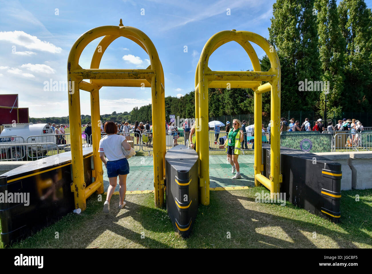 London, UK. 5. Juli 2017. Menschen in die Warteschlange für Tickets am dritten Tag der Meisterschaften in Wimbledon hinter Sicherheitsschleusen. Viele Tennis-Fans haben über Nacht in Wimbledon Park einen Platz in der Warteschlange Ticket sichern lagerten. Bildnachweis: Stephen Chung/Alamy Live-Nachrichten Stockfoto