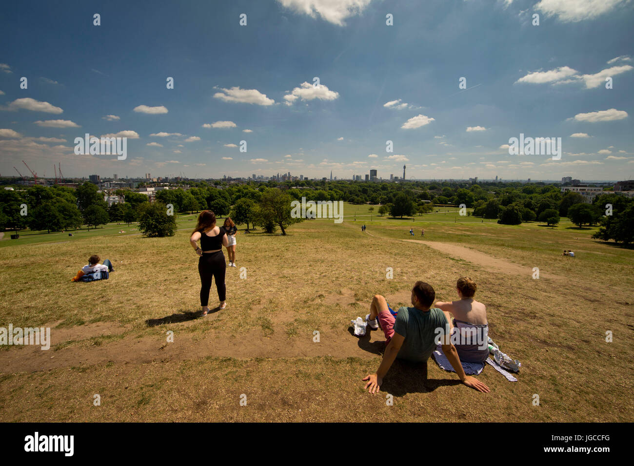 Primrose Hill, Central London, UK. 5. Juli 2017. UK-Wetter: Leute heute die Sonne in Primrose Hill im Zentrum von London zu genießen. Bildnachweis: Sebastian Remme/Alamy Live-Nachrichten Stockfoto