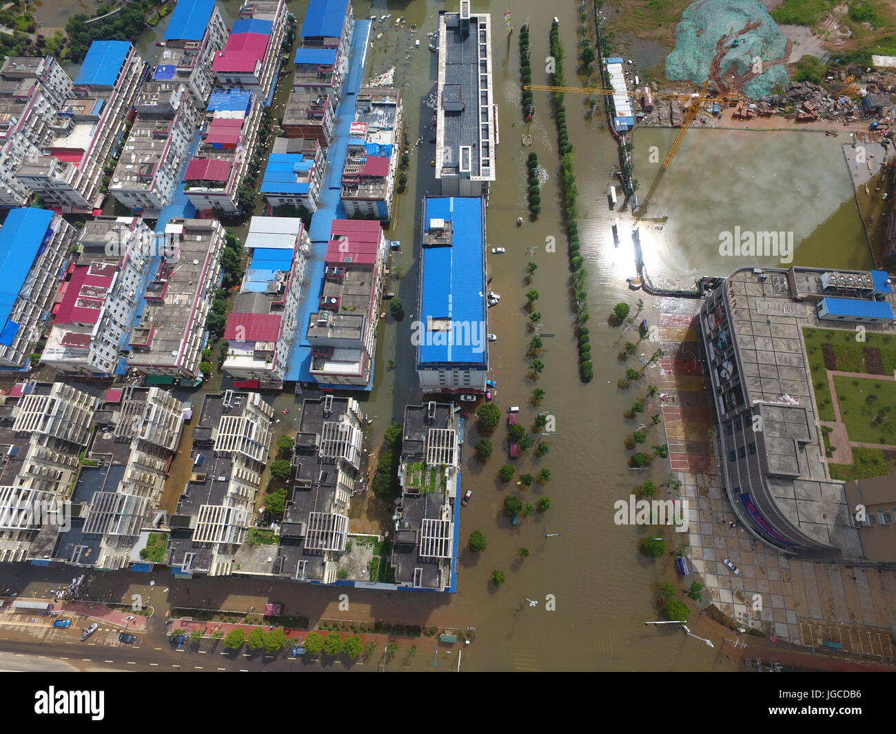 Changsha, China. 5. Juli 2017. Foto aufgenommen am 5. Juli 2017 zeigt die Waterlog im Stadtgebiet von Changsha, der Hauptstadt der Provinz Zentral-China Hunan. Regen ausgelösten Überschwemmungen 27 Personen mit 8 fehlt in der Provinz Hunan getötet haben, und zwang die Evakuierung von mehr als 1,2 Millionen Menschen. Mehr als 38.000 Häuser eingestürzt und fast 880.000 Hektar Ernten wurden beschädigt. Bildnachweis: Xinhua/Alamy Live-Nachrichten Stockfoto