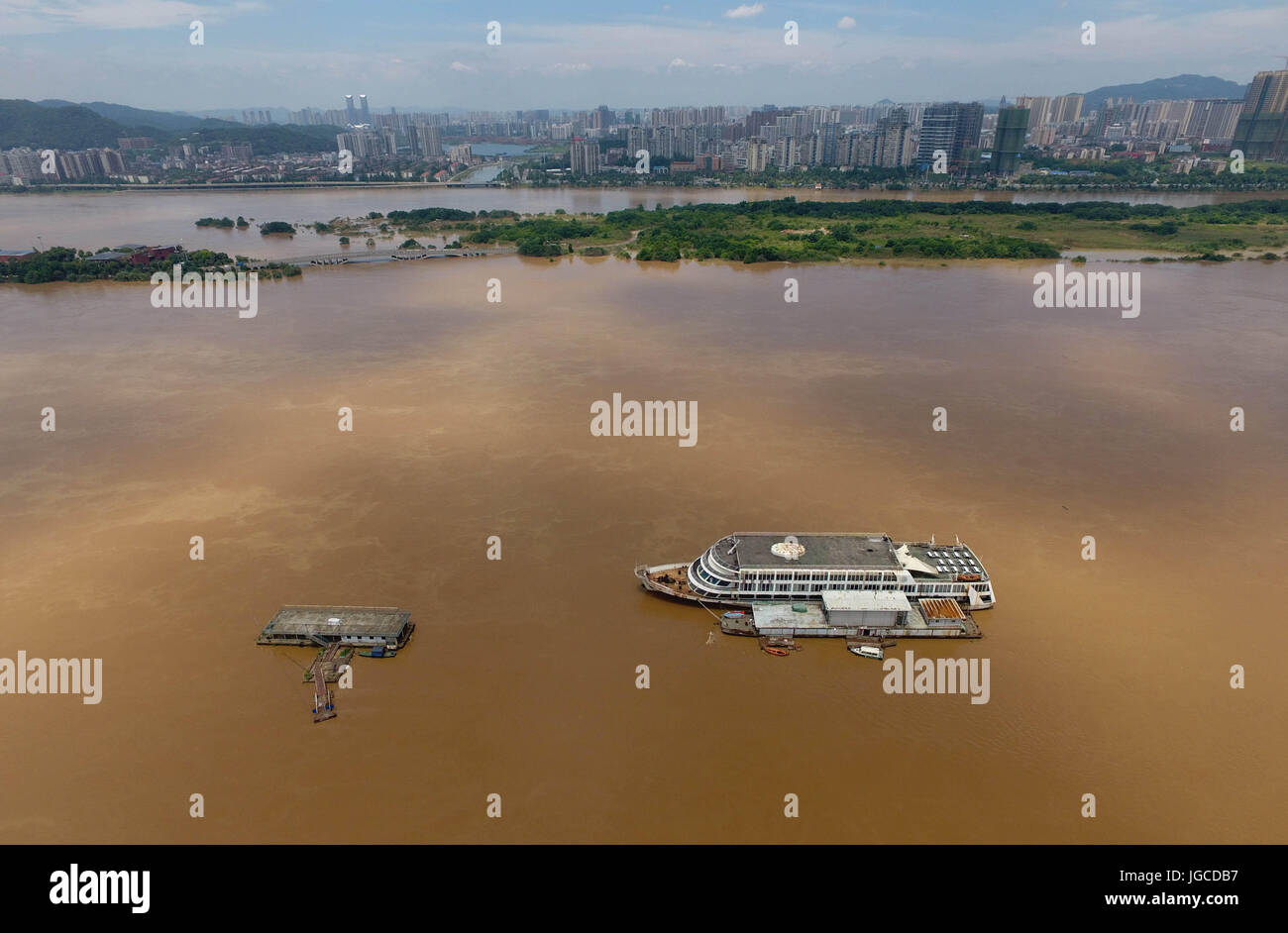 Changsha, China. 5. Juli 2017. Foto aufgenommen am 5. Juli 2017 zeigt ein Wasserlauf neben der Juzizhou-Insel in Changsha, der Hauptstadt der Provinz Zentral-China Hunan. Regen ausgelösten Überschwemmungen 27 Personen mit 8 fehlt in der Provinz Hunan getötet haben, und zwang die Evakuierung von mehr als 1,2 Millionen Menschen. Mehr als 38.000 Häuser eingestürzt und fast 880.000 Hektar Ernten wurden beschädigt. Bildnachweis: Xinhua/Alamy Live-Nachrichten Stockfoto