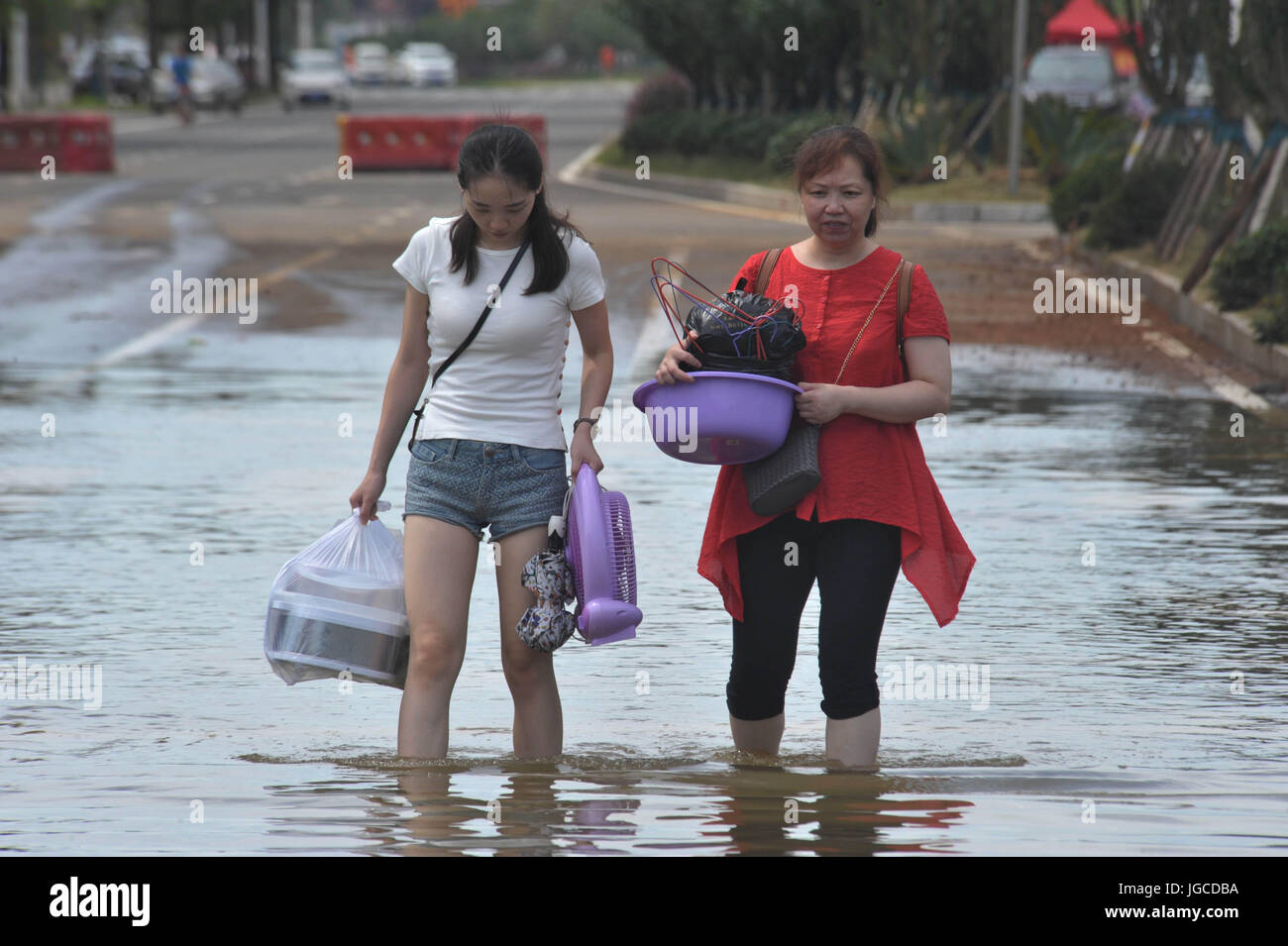 Changsha, China. 5. Juli 2017. Bewohner Fuß durch eine versunkene Straße im Stadtgebiet von Changsha, der Hauptstadt der Provinz Zentral-China Hunan, 5. Juli 2017.  Regen ausgelösten Überschwemmungen 27 Personen mit 8 fehlt in der Provinz Hunan getötet haben, und zwang die Evakuierung von mehr als 1,2 Millionen Menschen. Mehr als 38.000 Häuser eingestürzt und fast 880.000 Hektar Ernten wurden beschädigt. Bildnachweis: Xinhua/Alamy Live-Nachrichten Stockfoto