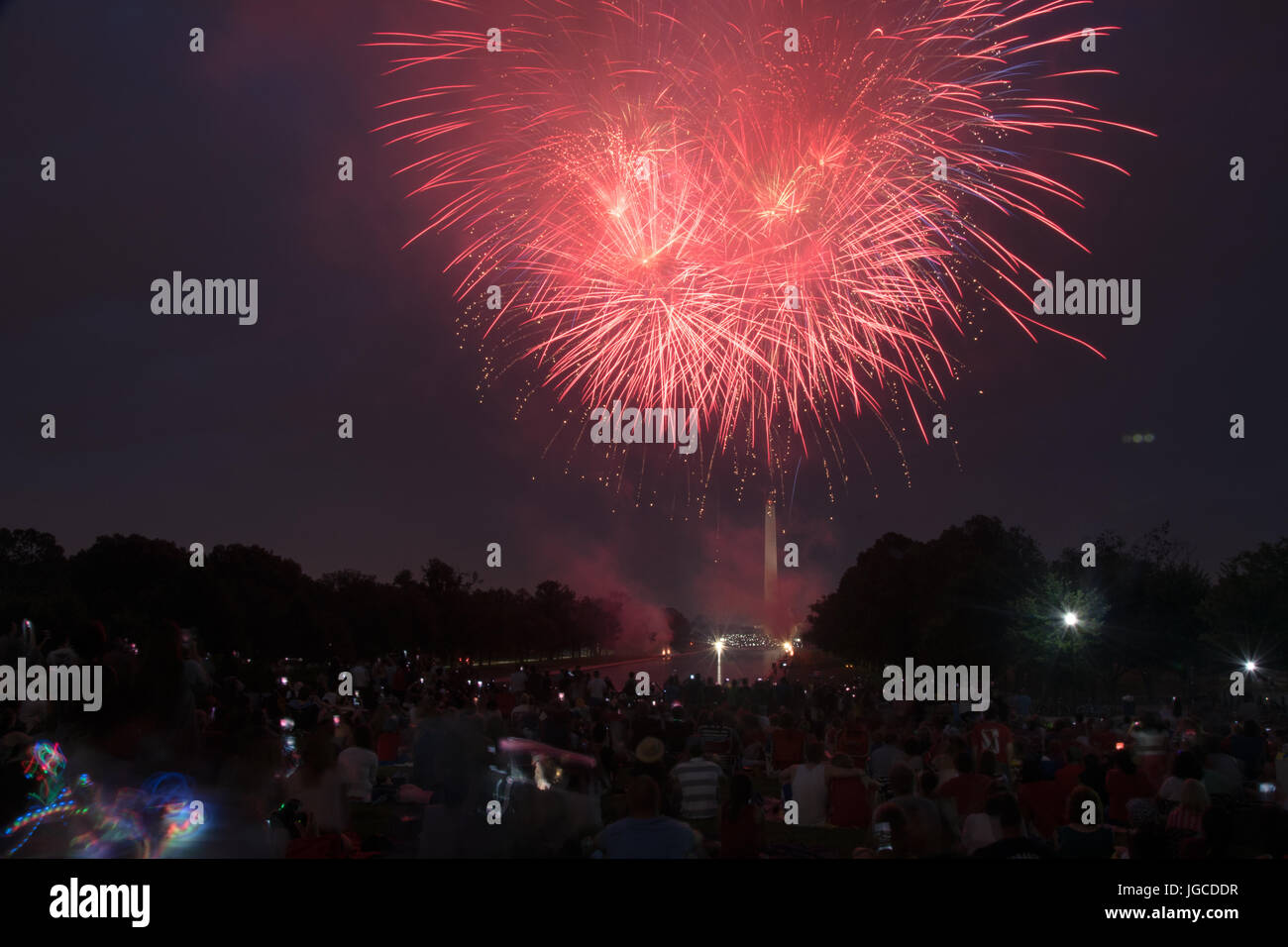 Das Washington Monument während des großen Finales; 4. Juli Feuerwerk; 2017, Washington DC, Vereinigte Staaten Stockfoto