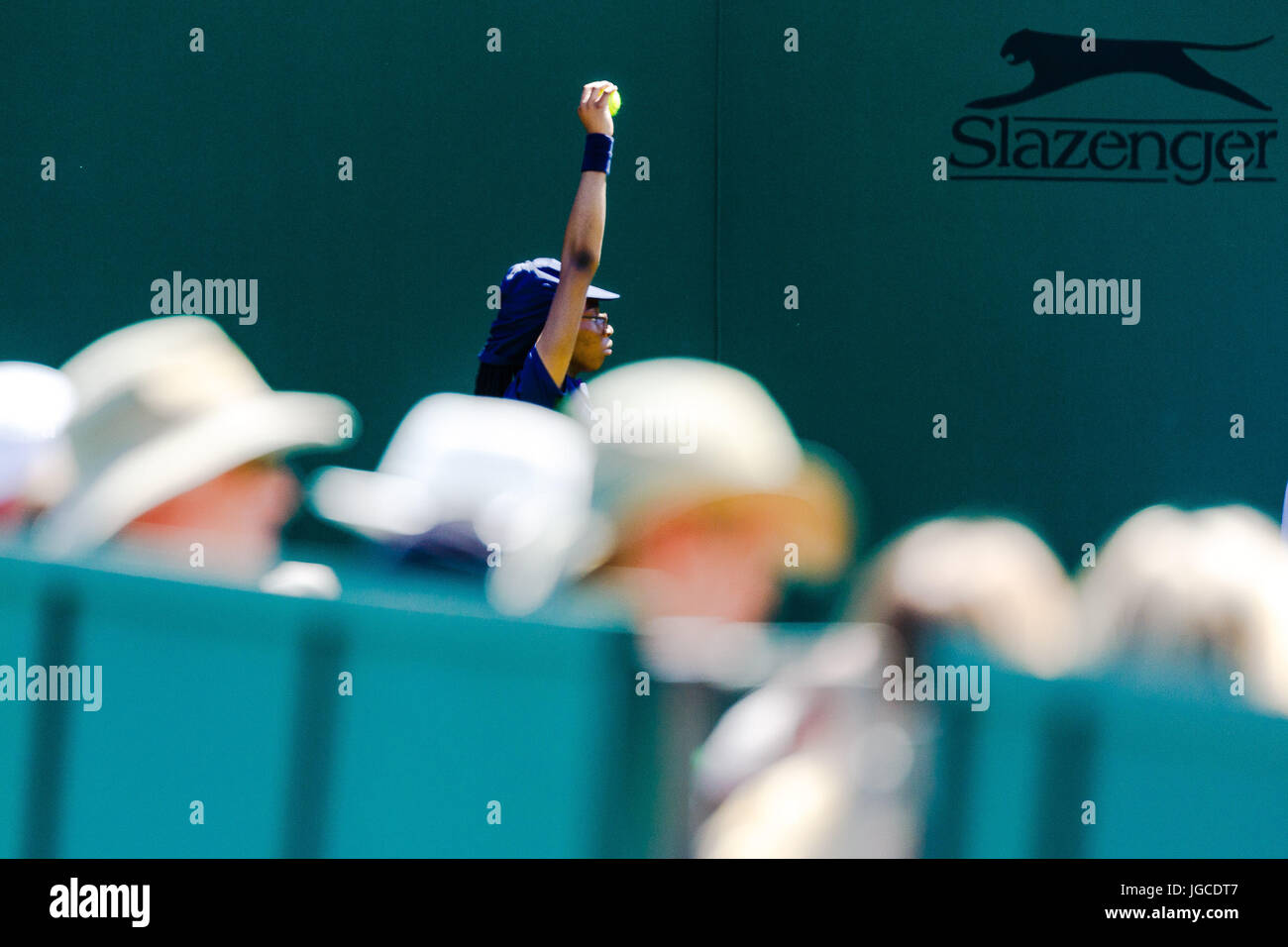 London, Großbritannien, 5. Juli 2017: Ein Ball Junge in Aktion am Tag 3 in Wimbledon Tennis Championships 2017 auf der All England Lawn Tennis und Croquet Club in London. Credit: Frank Molter/Alamy leben Nachrichten Stockfoto