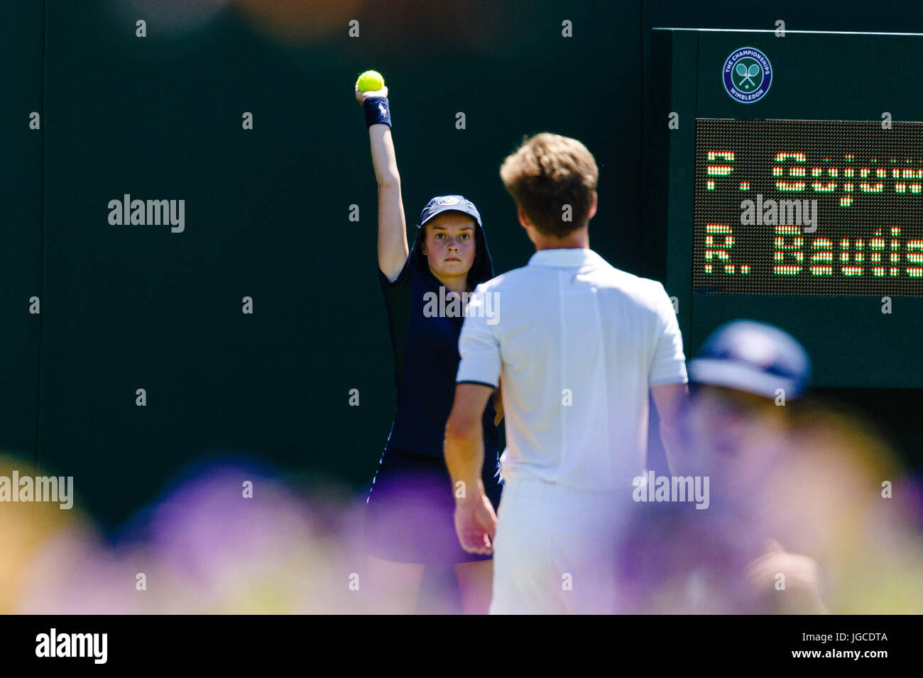 London, Großbritannien, 5. Juli 2017: Ein Ball Junge in Aktion am Tag 3 in Wimbledon Tennis Championships 2017 auf der All England Lawn Tennis und Croquet Club in London. Credit: Frank Molter/Alamy leben Nachrichten Stockfoto