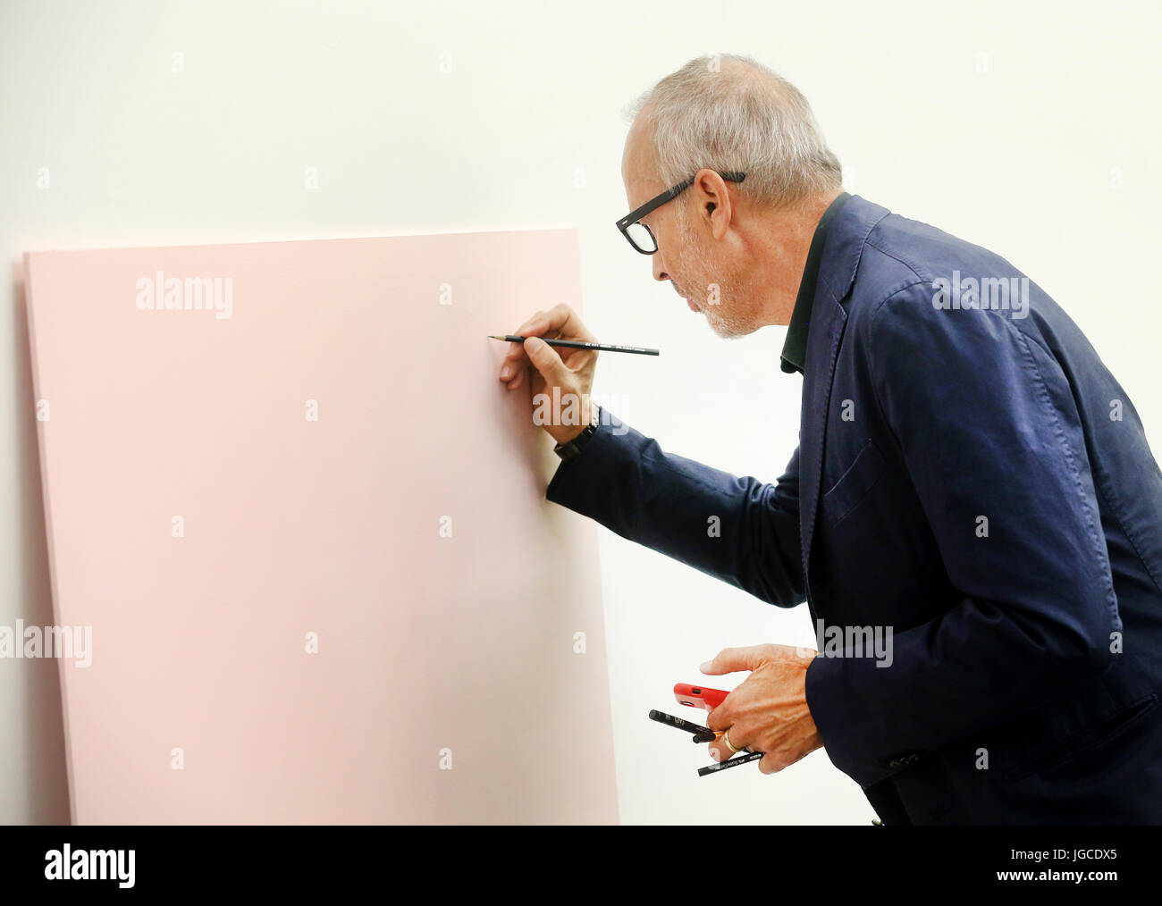 Duisburg, Deutschland. 5. Juli 2017. Der österreichische Bildhauer Erwin Wurm zeichnet ein Bild mit dem Titel "Leibesübung Für Sigmund Freud" (lit.-Übung für Sigmund Freud "vor Beginn der Pressekonferenz am Museum Kueppersmuehle in Duisburg, Deutschland, 5. Juli 2017. Die Doppelausstellung in Museum Kueppersmuehle und im Lehmbruck Museum zeigt Werke des österreichischen Künstlers vom 7. Juli bis 3. September (MKM) und bis zum 29. Oktober im Lehmbruck Museum. Foto: Roland Weihrauch/Dpa/Alamy Live News Stockfoto