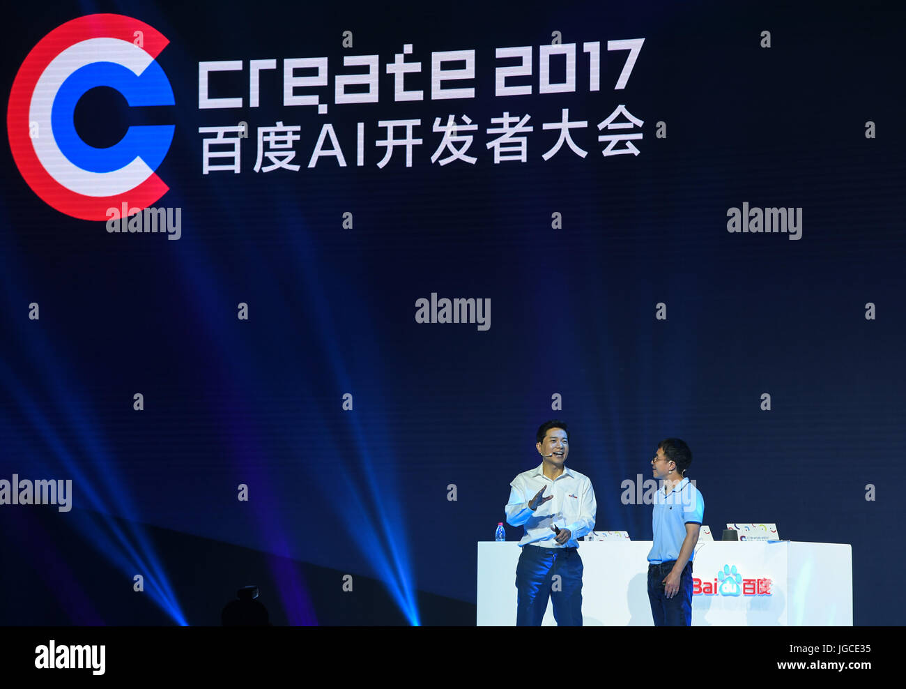 (170705)--Peking, 5. Juli 2017 (Xinhua)--Robin Li (L), Co-Founder und CEO von Baidu, kommuniziert mit Lu Qi, Group President und COO von Baidu, Create 2017, die Baidu-AI-Entwicklerkonferenz im China National Convention Center in Peking, Hauptstadt von China, 5. Juli 2017.   (Xinhua/Shen Hong) (lb) Stockfoto