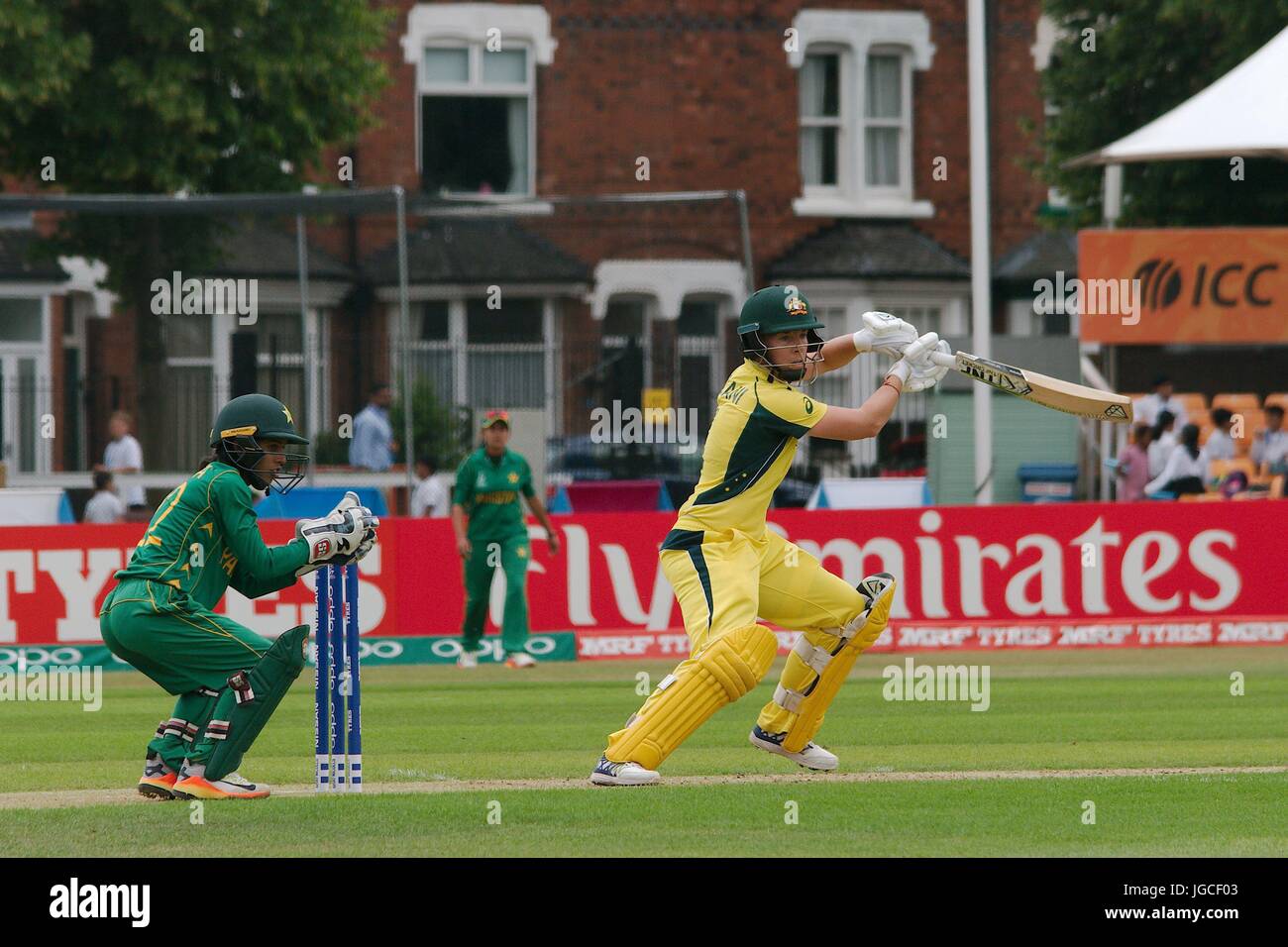 Leicester, UK. 5. Juli 2017. Elyse Villani Wimper für Australien gegen Pakistan in der ICC-Frauen-WM-Spiel bei Grace Road, Leicester. Sidra Nawaz hält Wicket für Pakistan. Bildnachweis: Colin Edwards/Alamy Live-Nachrichten Stockfoto