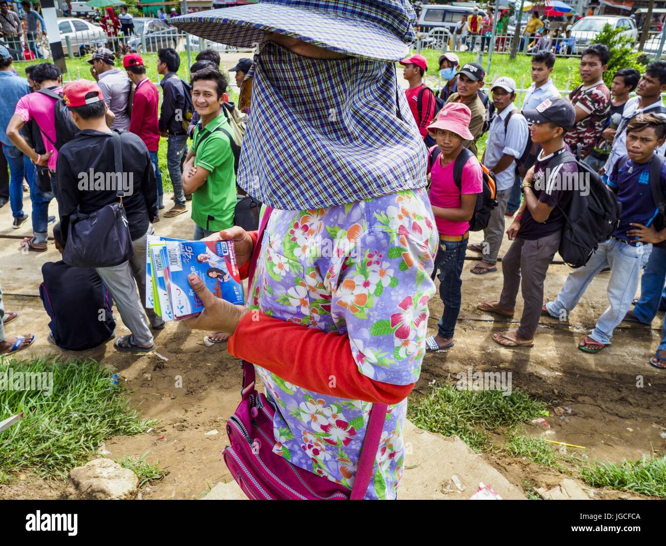 5. Juli 2017 - Poipet, Banteay Meanchey, Kambodscha - verkauft eine kambodschanische Frau in Poipet thailändische SIM-Karten für kambodschanische Wanderarbeitnehmer Umzug nach Thailand. Die thailändische Regierung hat vor kurzem neue Vorschriften für ausländische Arbeitnehmer vorgeschlagen. Die neuen Regeln gehören hohen Geld- und Haftstrafen von bis zu fünf Jahren für illegale Arbeitnehmer und Personen, die illegale Arbeitskräfte einzustellen. Die thailändische Regierung die neuen Regeln für 180 Tage und die kambodschanischen ausgesetzt und Myanmar Regierungen aufgefordert, ihre Bürger in Thailand bleiben, aber die Abwanderung von Arbeitskräften weiter. (Kredit-Bild: © Jack Kurtz über ZUMA Draht) Stockfoto