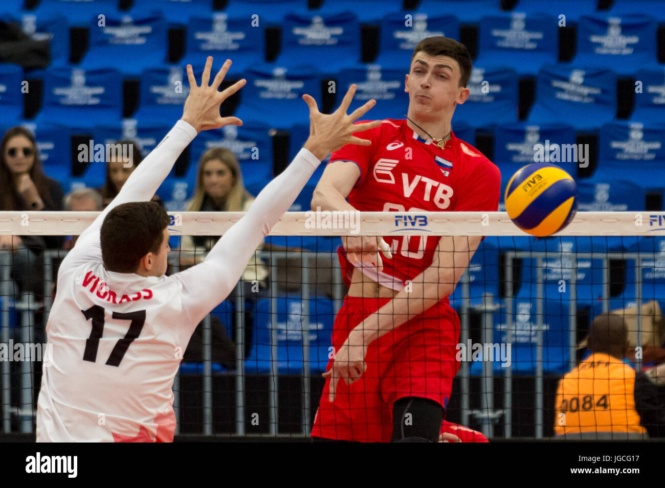 Curitiba, Brasilien. 5. Juli 2017. Graham Vigrass und Ilyas Kurkaev während der Welt-Liga Volleyball in der Partie zwischen Russland und Kanada anlässlich der Arena da Baixada in Curitiba, PR. Credit: Reinaldo Reginato/FotoArena/Alamy Live News Stockfoto