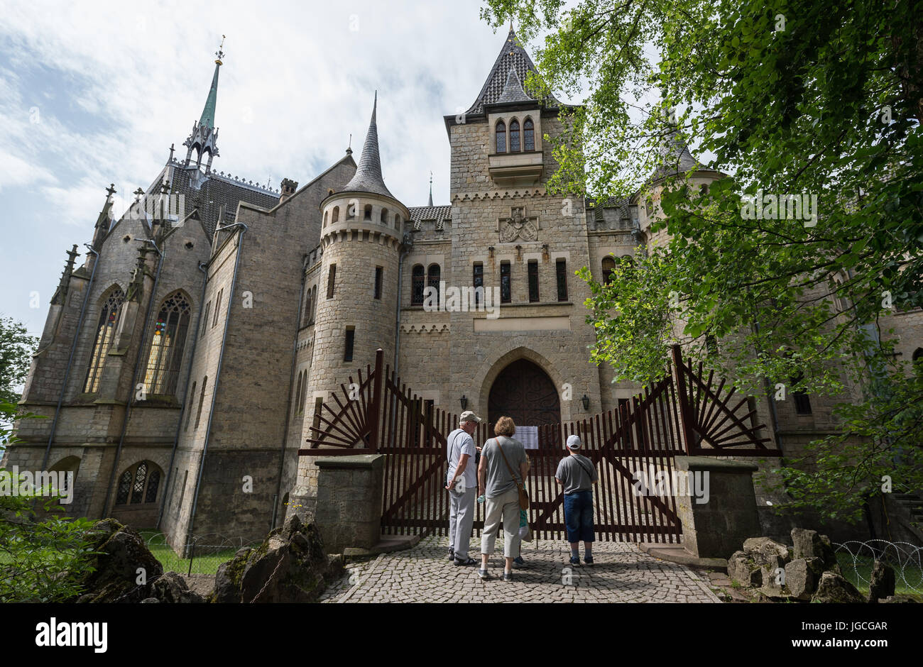 Nordstemmen, Deutschland. 5. Juli 2017. Touristen stehen vor dem geschlossenen Eingang von Schloss Marienburg bei Nordstemmen, Deutschland, 5. Juli 2017. Der Guelph-Prinz heiratet seine Verlobte im Ratssaal im ersten Stock des neuen Rathauses in Hannover am 6. Juli. Die evangelische kirchliche Trauung findet in der Marktkirche am 8. Juli statt. Die große private Party findet Samstag Abend Schloss Marienburg, dem Familiensitz der Welfen. Insgesamt zehn Tage, die die Burg für Besucher geschlossen ist. Foto: Silas Stein/Dpa/Alamy Live News Stockfoto