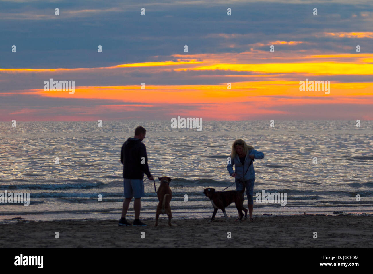 Southport, Merseyside, England. 5. Juli 2017.   Großbritannien Wetter. Sonnenuntergang über der irischen See vom Strand Resorts am Ainsdale gesehen. Wärmere Temperaturen an der Küste sind heute ein Zeichen von feinen Sommerwoche, folgen aber mit einige vereinzelte Gewitter. Kredite; MediaWorldImages/AlamyLiveNews Stockfoto