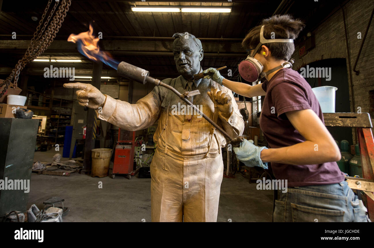 Chester, Pennsylvania USA. 5. Juli 2017. Laran Gießerei Patina Techniker QUINN PELLERITO arbeitet die sieben Fuß, Gedenk Bronzestatue von Clarence Darrow vom renommierten Bildhauer, Zenos Frudakis Patina hinzu. Darrow wurde der Verteidiger in die berühmten Dayton, TN Scopes '' Affe ''-Prozeß im Jahre 1925 in denen High School Lehrer, John Scopes wurde angeklagt und verurteilt die Lehre der Evolution. Die Statue wird am 14. Juli 2017 an der Rhea County Courthouse, verbinden die Statue von der Testversion Staatsanwalt, William Jennings Bryan, die auf dem Platz für die palästinensische Autonomiebehörde steht vorgestellt werden Stockfoto