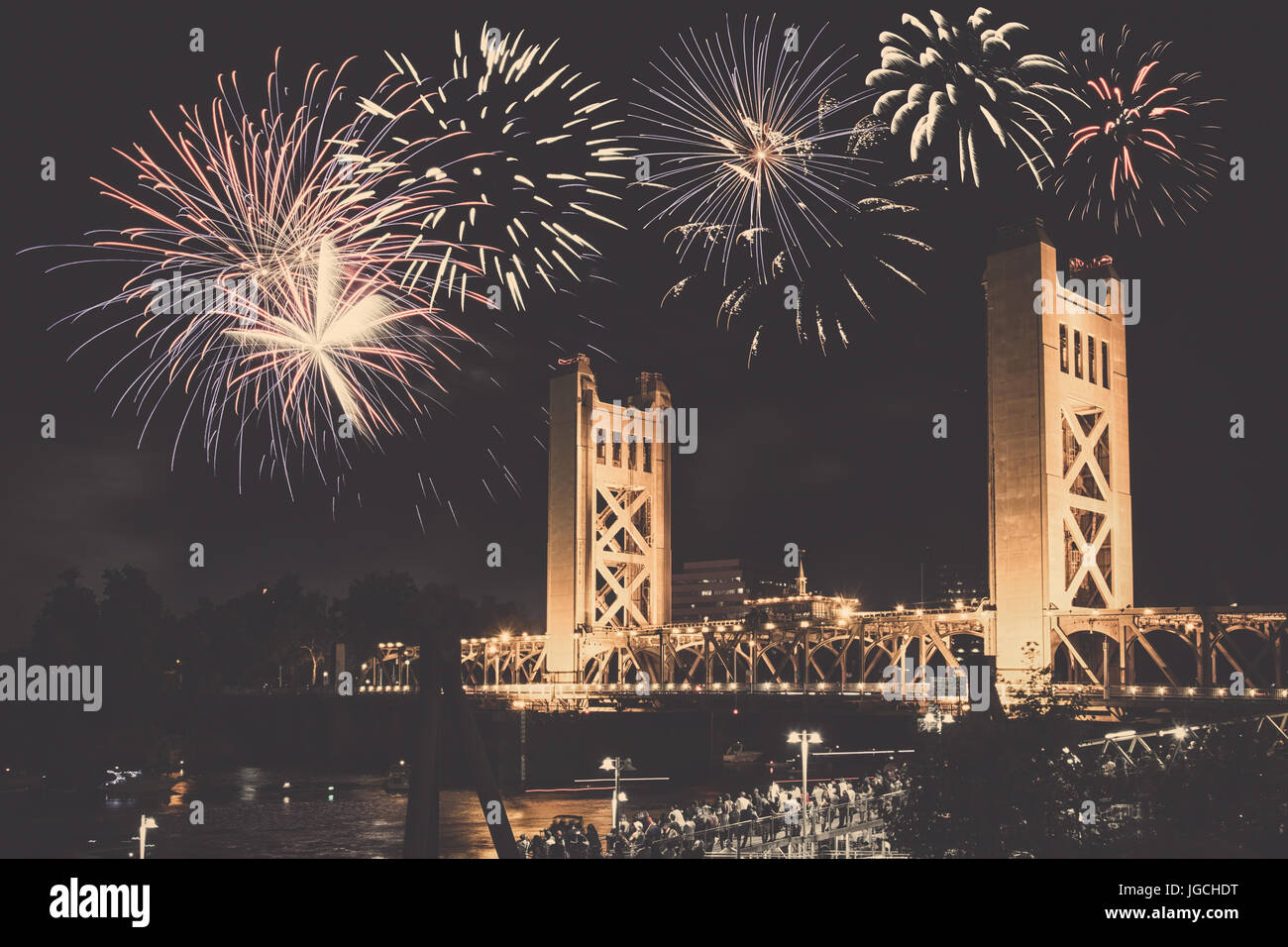 Tower Bridge vierten Juli Feuerwerk Zeremonie über den Fluss in Midtown Sacramento Kalifornien Capitol Stockfoto