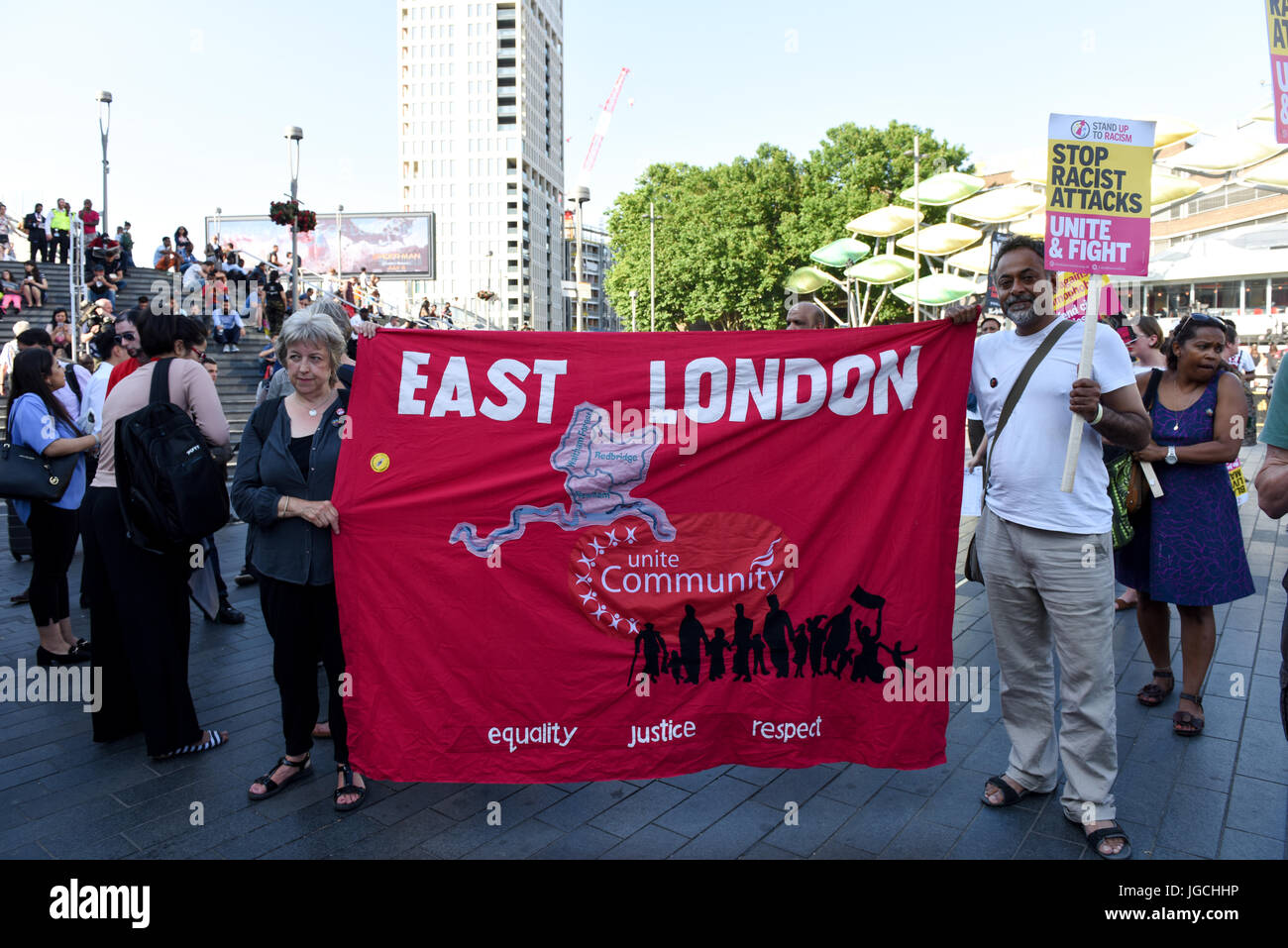 London, UK. 5. JULI 2017. "STOP ACID ATTACKS" Notfall Protest vor dem Bahnhof Stratford in East London. Demonstranten versammelt, um gegen die jüngsten Säureangriffe und zunehmende Islamophobie zu protestieren. Menschen halten ein rotes Banner "East London - vereinen Community - Geschlechter - Gerechtigkeit - Respekt" zu lesen. Bildnachweis: ZEN - Zaneta Razaite / Alamy Live News Stockfoto