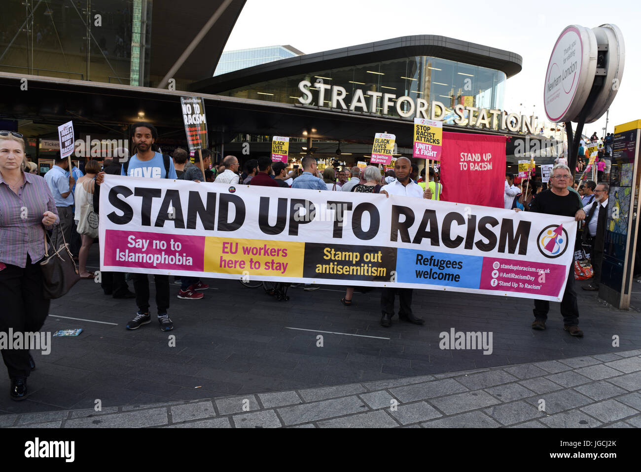 London, UK. 5. JULI 2017. "STOP ACID ATTACKS" Notfall Protest vor dem Bahnhof Stratford in East London. Demonstranten halten einen Banner "Stehen bis zum Rassismus" zu lesen. Bildnachweis: ZEN - Zaneta Razaite / Alamy Live News Stockfoto