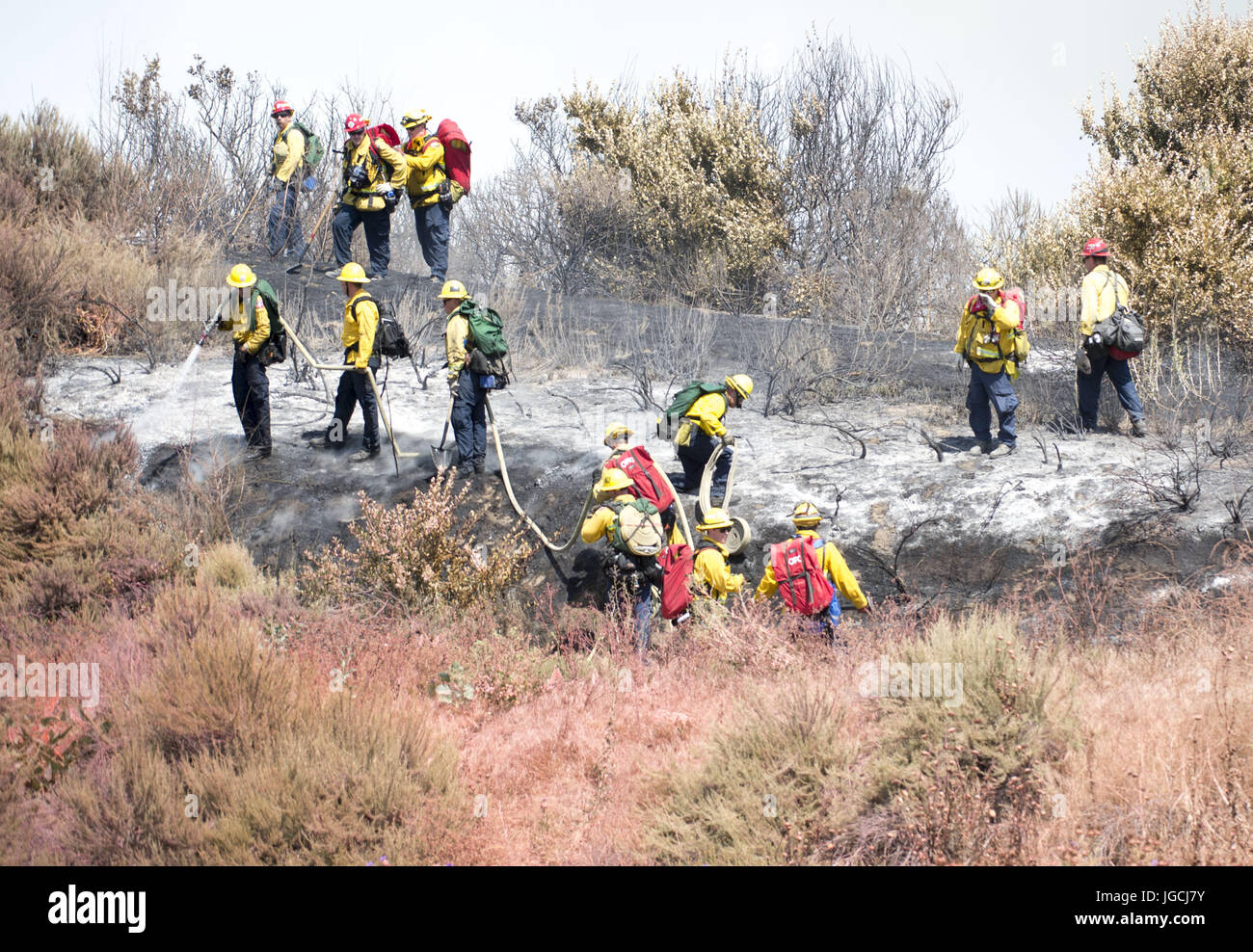 San Clemente/Talega, Kalifornien, USA. 5. Juli 2017. Die Orange County Fire Authority reagierte auf einem 25 Hektar großen Vegetation Feuer am Mittwochnachmittag am Ende der Avenida Pico in San Clemente. Die OCFA wurde von Cal Fire sowie Feuerwehrleute vom Camp Pendleton unterstützt. Rund 100 Feuerwehrleute griffen die Flammen in hügeligem Gelände mit den Adjutanten von zwei Cal Feuer festen Tragflächen sowie Hubschrauber aus Cal Fire und dem OCFA. Bildnachweis: ZUMA Press, Inc./Alamy Live-Nachrichten Stockfoto