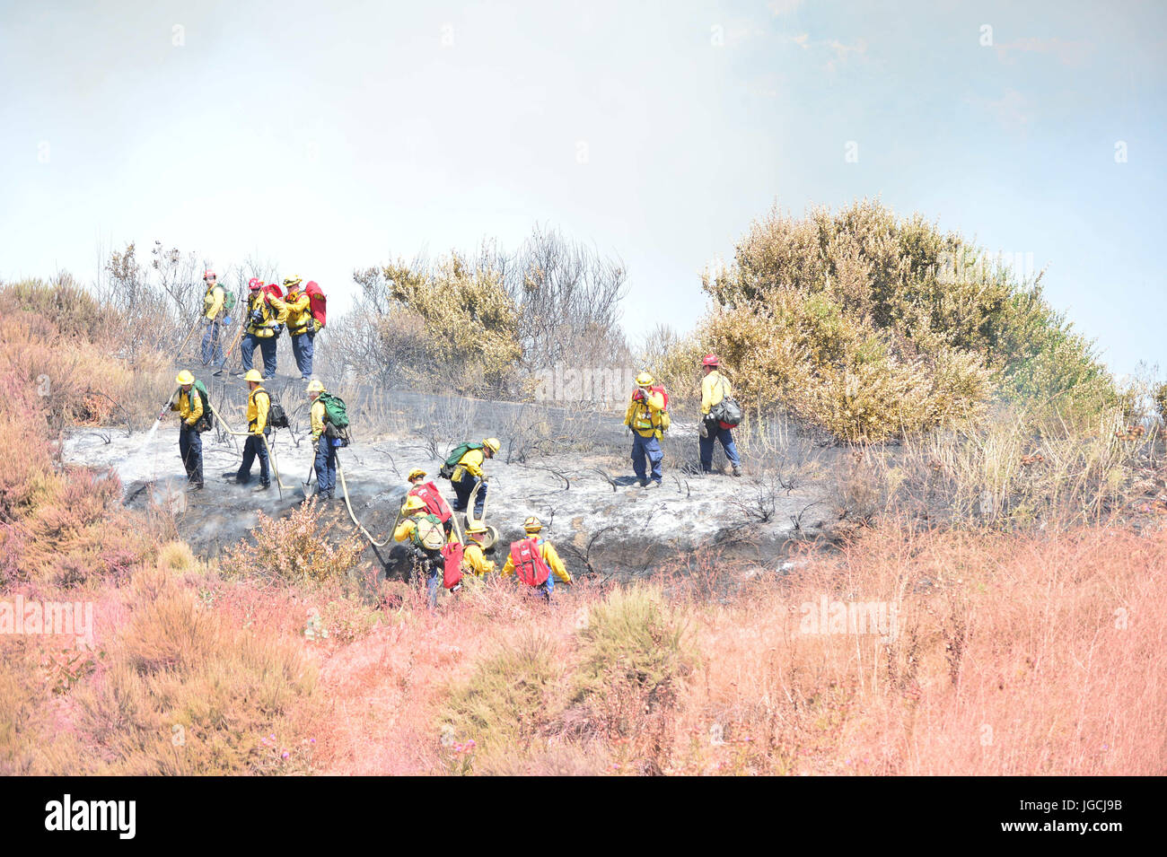 San Clemente/Talega, Kalifornien, USA. 5. Juli 2017. Die Orange County Fire Authority reagierte auf einem 25 Hektar großen Vegetation Feuer am Mittwochnachmittag am Ende der Avenida Pico in San Clemente. Die OCFA wurde von Cal Fire sowie Feuerwehrleute vom Camp Pendleton unterstützt. Rund 100 Feuerwehrleute griffen die Flammen in hügeligem Gelände mit den Adjutanten von zwei Cal Feuer festen Tragflächen sowie Hubschrauber aus Cal Fire und dem OCFA. Bildnachweis: ZUMA Press, Inc./Alamy Live-Nachrichten Stockfoto