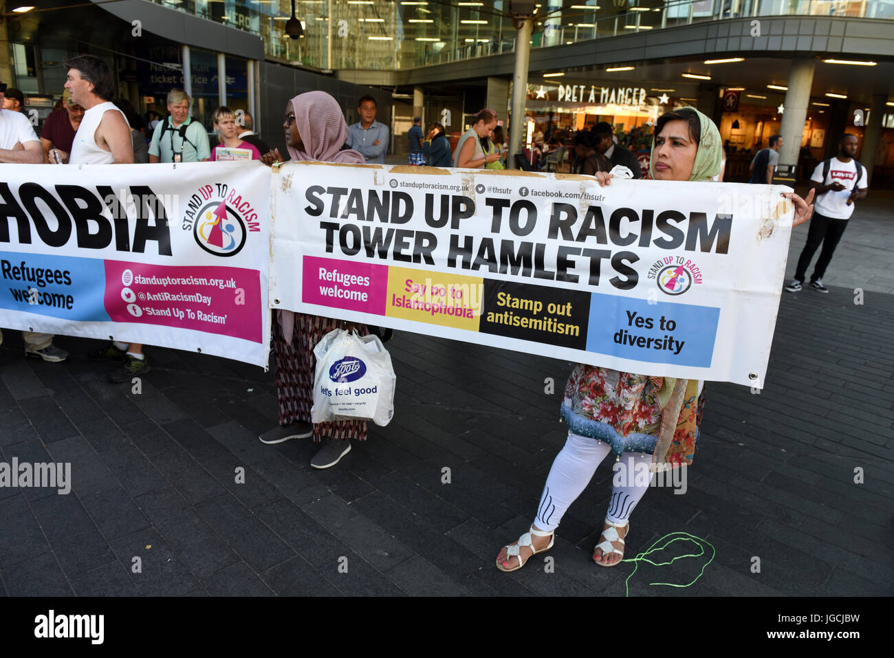 London, UK. 5. JULI 2017. "STOP ACID ATTACKS" Notfall Protest vor dem Bahnhof Stratford in East London. Demonstranten versammelt, um gegen die jüngsten Säureangriffe und zunehmende Islamophobie zu protestieren. Muslimische Frauen halten eine Banner-Lesung: "Stehen bis zum Rassismus Tower Hamlets". Bildnachweis: ZEN - Zaneta Razaite / Alamy Live News Stockfoto