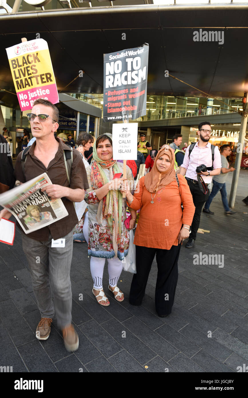 London, UK. 5. JULI 2017. "STOP ACID ATTACKS" Notfall Protest vor dem Bahnhof Stratford in East London. Demonstranten versammelt, um gegen die jüngsten Säureangriffe und zunehmende Islamophobie zu protestieren. Muslimische Frauen sind halten Plakate zu lesen: "Nein zu Rassismus" und "Halten Sie ruhig es ist nur der Islam". Bildnachweis: ZEN - Zaneta Razaite / Alamy Live News Stockfoto