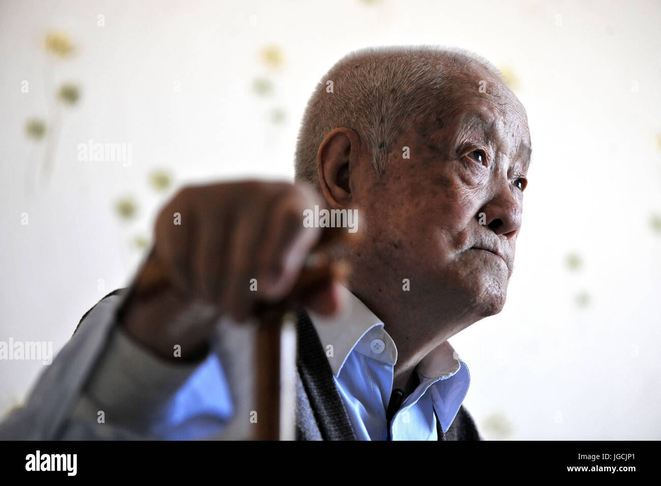 (170706)--TAIYUAN, 6. Juli 2017 (Xinhua)--Veteran Deng Yun, 100, liegt zu Hause in Yangquan City, Nord-China Shanxi Provinz, 10. Mai 2017. Deng, geboren im Jahre 1917, trat die chinesische Armee im Jahr 1937 während des antijapanischen Krieges. 7 Juli dieses Jahr markiert den 80. Jahrestag des Beginns des Chinas acht Jahre Widerstand gegen die japanische Invasion. China war die erste Nation zum Kampf gegen faschistische Kräfte. Der Kampf begann am 18. September 1931, als japanische Truppen ihre Invasion in Nordostchina begannen. Es wurde intensiviert, als umfassende Invasion Japans begann, nachdem ein entscheidende Zugriff darauf Stockfoto