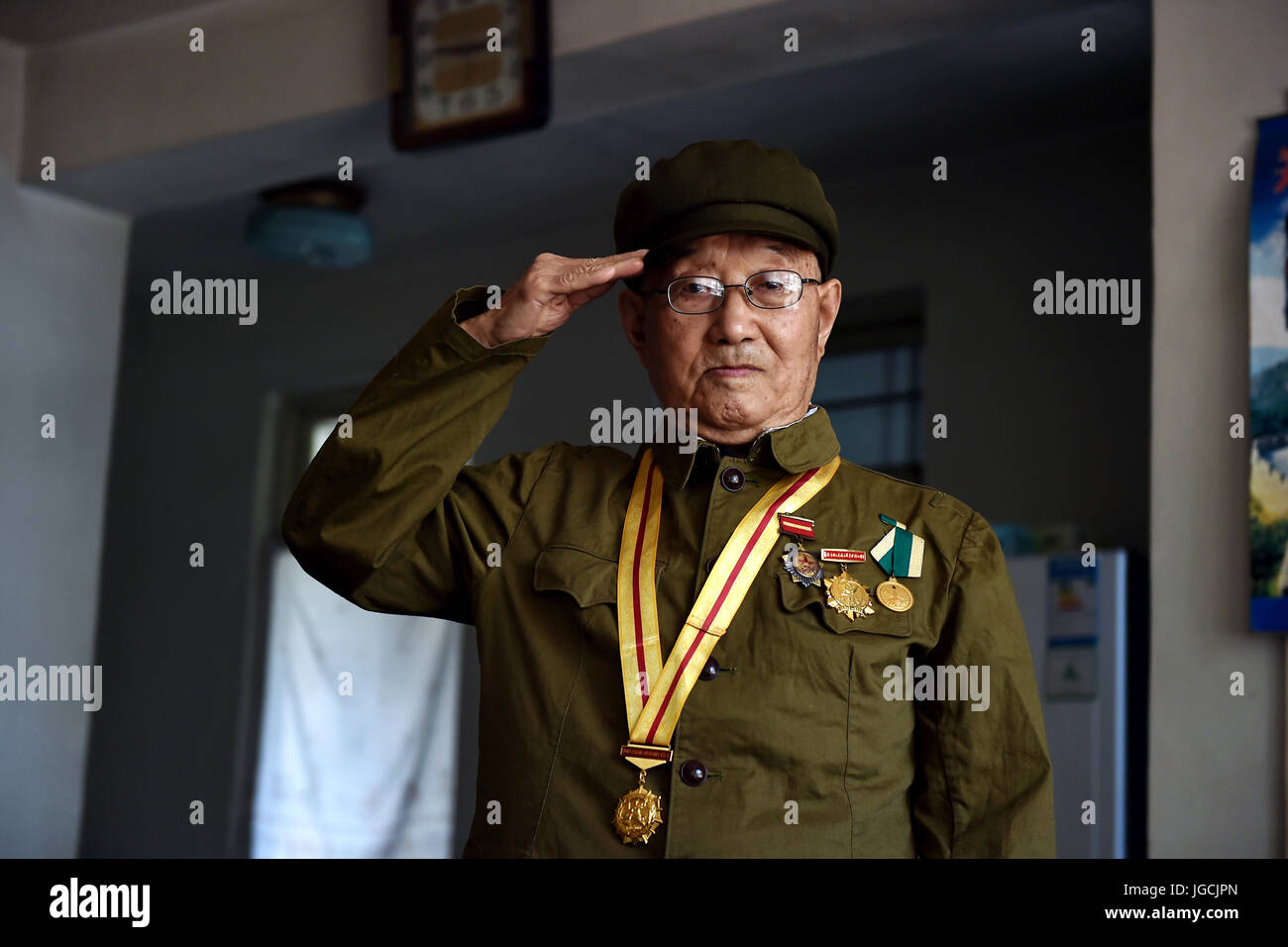 (170706)--TAIYUAN, 6. Juli 2017 (Xinhua)--Veteran Guo Dehe, 93, salutiert zu Hause in Yangquan City, Nord-China Shanxi Provinz, 12. Mai 2017. Guo, geboren im Jahre 1924 trat die chinesische Armee im Jahre 1940 während des antijapanischen Krieges. 7 Juli dieses Jahr markiert den 80. Jahrestag des Beginns des Chinas acht Jahre Widerstand gegen die japanische Invasion. China war die erste Nation zum Kampf gegen faschistische Kräfte. Der Kampf begann am 18. September 1931, als japanische Truppen ihre Invasion in Nordostchina begannen. Es wurde intensiviert, als umfassende Invasion Japans begann, nachdem ein entscheidende Zugriff darauf Stockfoto