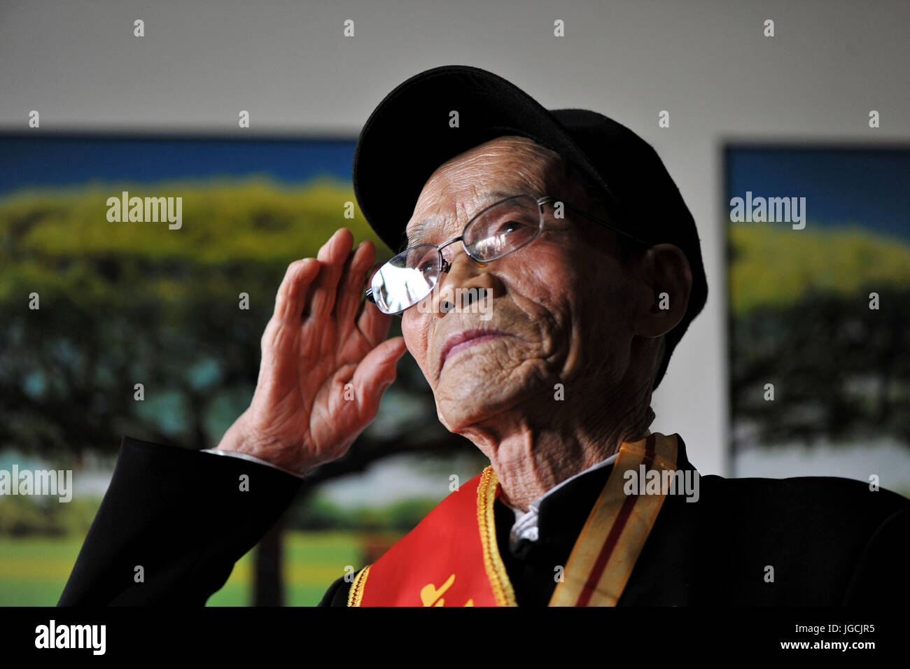 (170706)--TAIYUAN, 6. Juli 2017 (Xinhua)--Veteran Yang Fuyu, 93, macht einen Gruß zu Hause in Yangquan City, Nord-China Shanxi Provinz, 11. Mai 2017. Yang, geboren im Jahre 1924 nahm Teil an mehreren berühmten Schlachten während des antijapanischen Krieges. 7 Juli dieses Jahr markiert den 80. Jahrestag des Beginns des Chinas acht Jahre Widerstand gegen die japanische Invasion. China war die erste Nation zum Kampf gegen faschistische Kräfte. Der Kampf begann am 18. September 1931, als japanische Truppen ihre Invasion in Nordostchina begannen. Es wurde intensiviert, als umfassende Invasion Japans nach einer entscheidenden Ac begann Stockfoto
