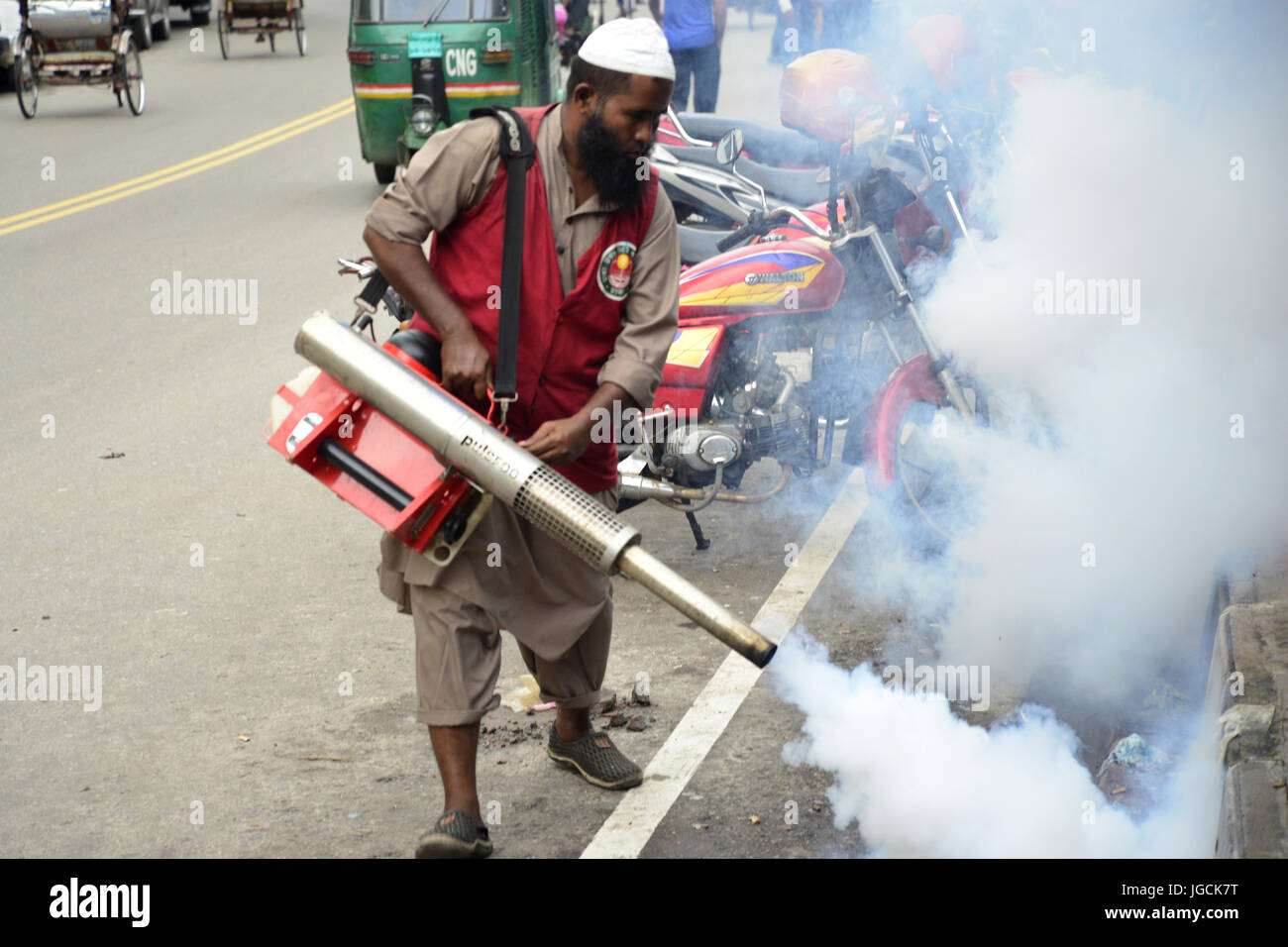 Dhaka, Bangladesch. 5. Juli 2017. Angestellter von Dhaka North City Corporation sprüht Pestizide töten Mücken am Tejgaon in Dhaka, Bangladesch. Am 5. Juli 2017-Credit: Mamunur Rashid/Alamy Live-Nachrichten Stockfoto