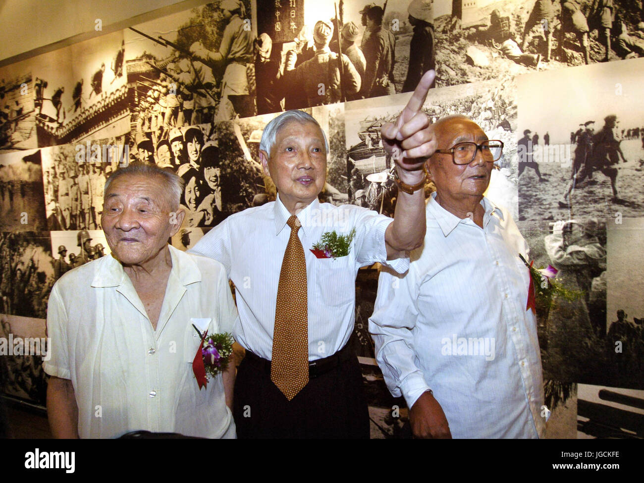 (170706)--NANJING, 6. Juli 2017 (Xinhua)--Veterans Pan Tongqing (R), Wang Chuying (C) und Li Hongbin besuchen der Anti-japanischen Krieg-Heimatmuseum Nanjing in Nanjing, der Hauptstadt der ostchinesischen Provinz Jiangsu, 4. Juli 2007. Wu Xianbin, Nanjing ansässige Geschäftsmann, eröffnet im Jahr 2006 ein privat investiert Ausstellung Hall von Nanjing Anti-japanischen Krieg Heimatmuseum, die seine persönliche Sammlung von historischen Fotos, japanischen militärischen Karten und sonstiges Erbe des Krieges hält. Jetzt, mit der Sammlung von mehr als 5.700 Kriegszeit Denkmäler, 40.000 Bücher und Dokumente, das Museum wird eine Stockfoto