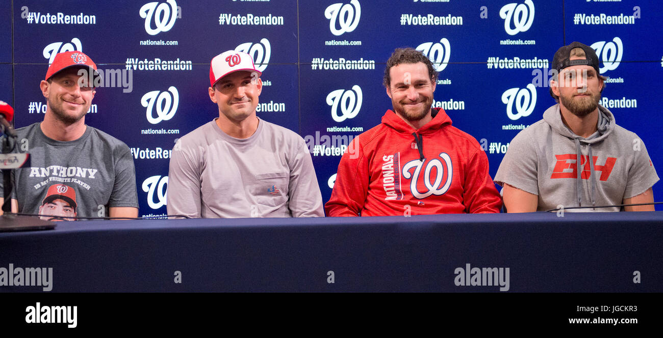 Vier der fünf All-Star-Washington Nationals Spieler posieren für ein Gruppenfoto vor dem Spiel gegen die New York Mets im Nationals Park in Washington, DC auf Montag, 3. Juli 2017. Von links nach rechts: Krug Max Scherzer, erster Basisspieler Ryan Zimmerman, zweiter Basisspieler Daniel Murphy und Recht Fielder Bryce Harper. Krug Stephen Strasburg war nicht beteiligt, weil er der Pitcher heute Abend sein wird. Bildnachweis: Ron Sachs/CNP (Einschränkung: NO New York oder New Jersey Zeitungen oder Zeitschriften in einem Umkreis von 75 Meilen von New York City) - NO-Draht-SERVICE - Foto: Ron Sachs/Consolidated Stockfoto