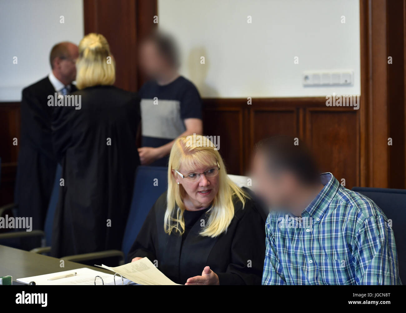 Dortmund, Deutschland. 6. Juli 2017. Beklagte Ali O. spricht zu seinem  Anwalt Andrea Gross-Bölting (vorne), während der Beklagte Ingolf V. (r)  steht in den Rücken während der Beginn der Prüfung in einem