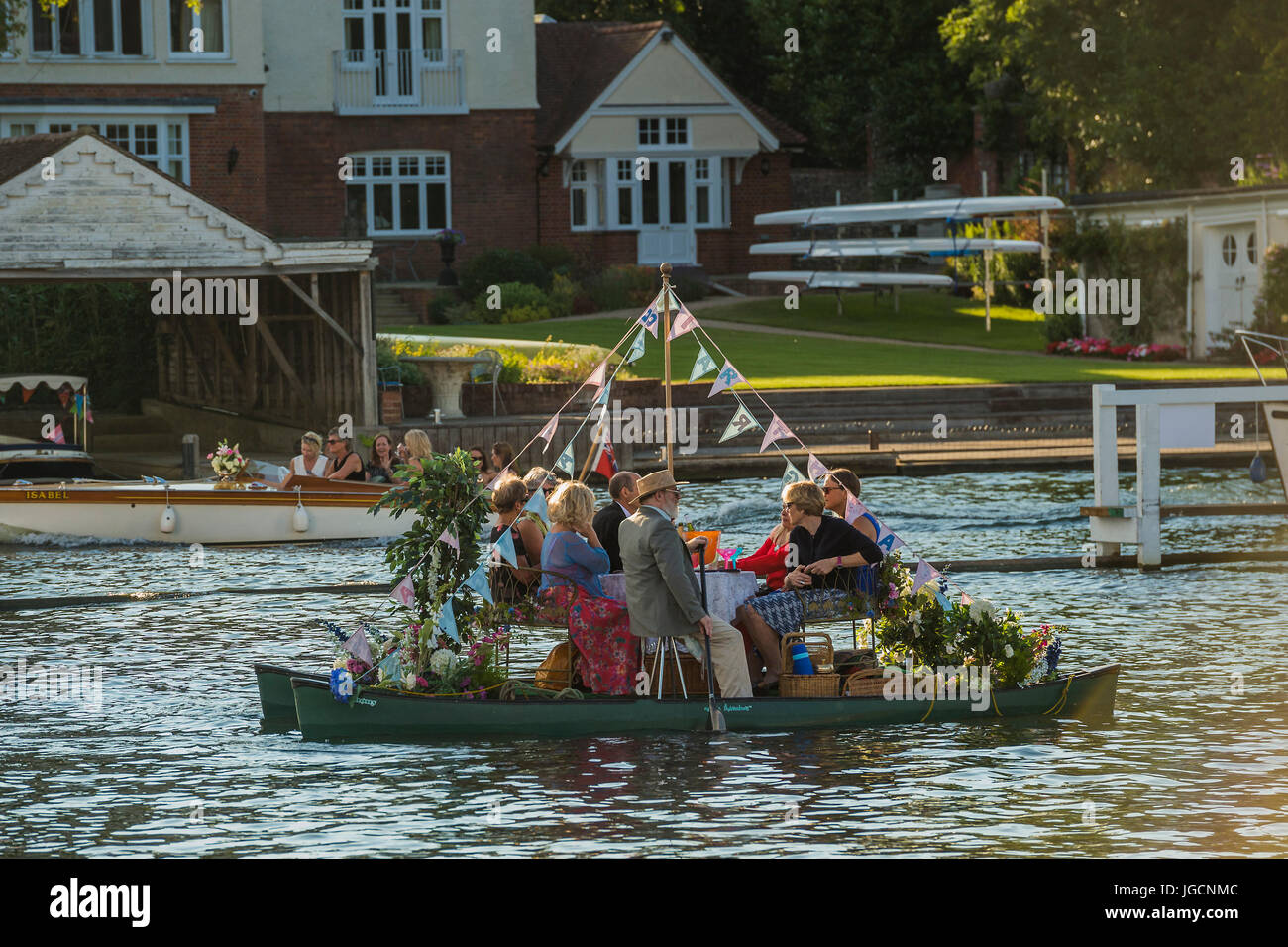 Henley on Thames, Großbritannien. 5. Juli 2017. Menschen mit dem Boot anreisen oder schweben, indem zum Musikhören vom Fluss - Henley Festival ist ein Boutique-Event fünf Tage lang feiert die besten britischen & internationale Musik und Kunst mit einem Programm aus pop, Weltmusik, Klassik bis Jazz, Blues, jazz-Musiker, wo Kunst, Comedy und Gastronomie gleich Abrechnung mit teilen Musik. Henley on Thames 5. Juli 2017 Stockfoto