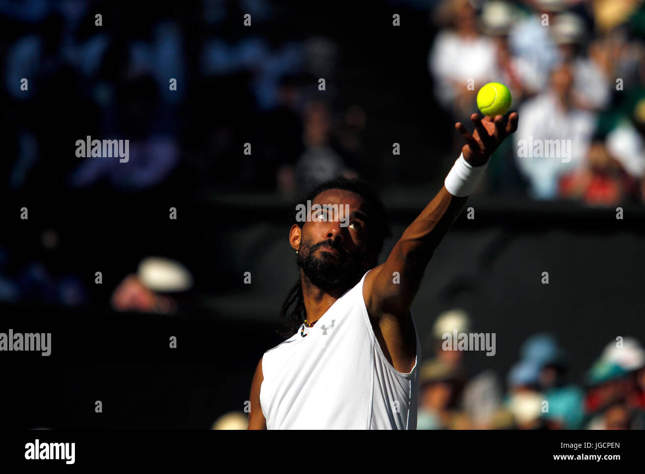 London, UK. 5. Juli 2017. London, 5. Juli 2017 - Dustin Brown Deutschland dienen in seinem zweiten Vorrundenspiel gegen Andy Murray in Wimbledon. Bildnachweis: Adam Stoltman/Alamy Live-Nachrichten Stockfoto