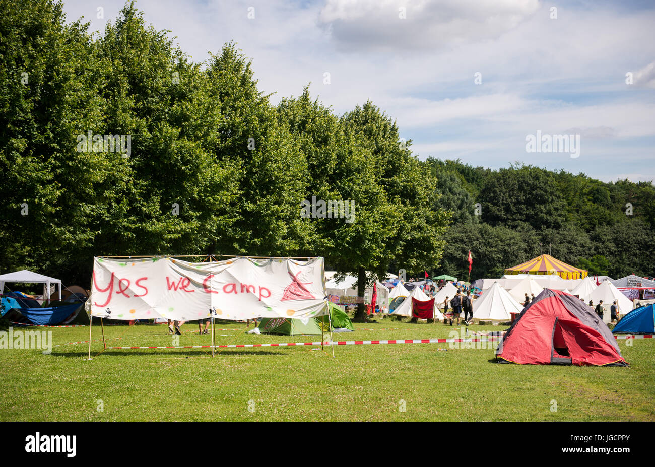 Hamburg, Deutschland. 6. Juli 2017. Blick auf den Protest-Camp auf dem Altonaer Volkspark (lit.) "Altonaer Volkspark") in Hamburg, Deutschland, 6. Juli 2017. Nach der gerichtlichen Freibetrag von Protest-Camp im Bezirk Hamburg-Entenwerder erhielt G20 Demonstranten auch die Zulage zu campen und schlafen in der Altonaer Volkspark am Mittwochabend. Die Staats-und Regierungschefs der führenden Industrienationen der Welt versammeln sich zum G20-Gipfel in Hamburg am 7. und 8. Juli. Foto: Daniel Bockwoldt/Dpa/Alamy Live News Stockfoto