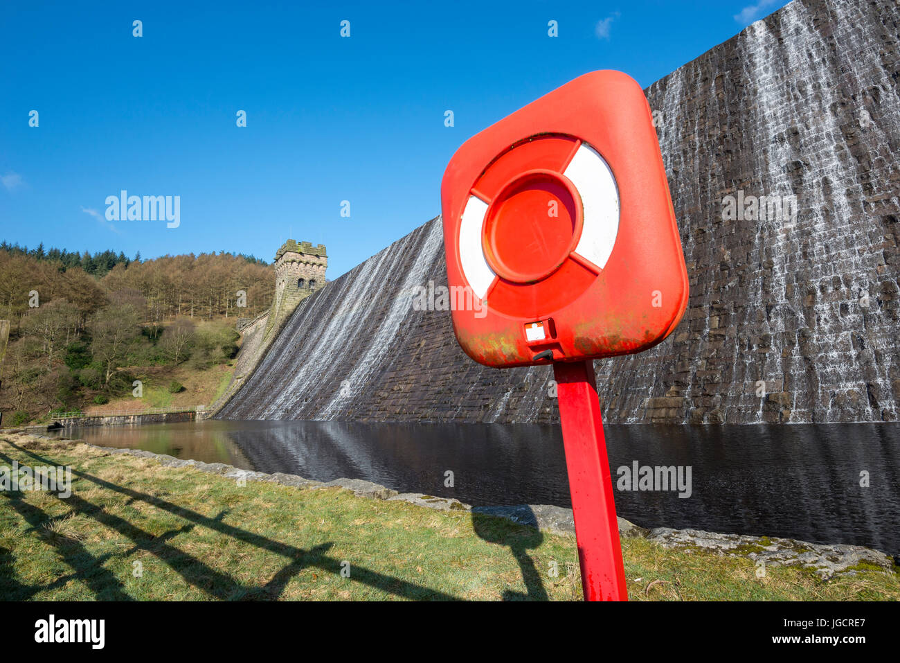 Roten Rettungsring unterhalb des Damms am Derwent Vorratsbehälter im Peak District, Derbyshire, England. Stockfoto