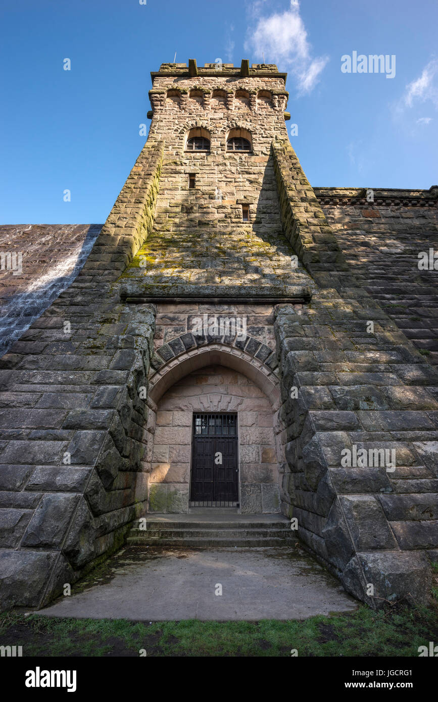 Blickte zu der soliden Steinturm am Derwent Vorratsbehälter im Peak District, Derbyshire, England. Stockfoto