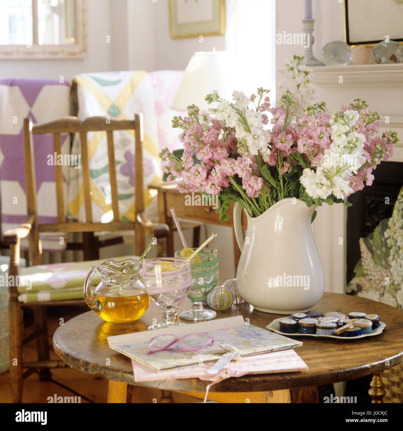 Blumen am rustikalen Tisch Stockfoto