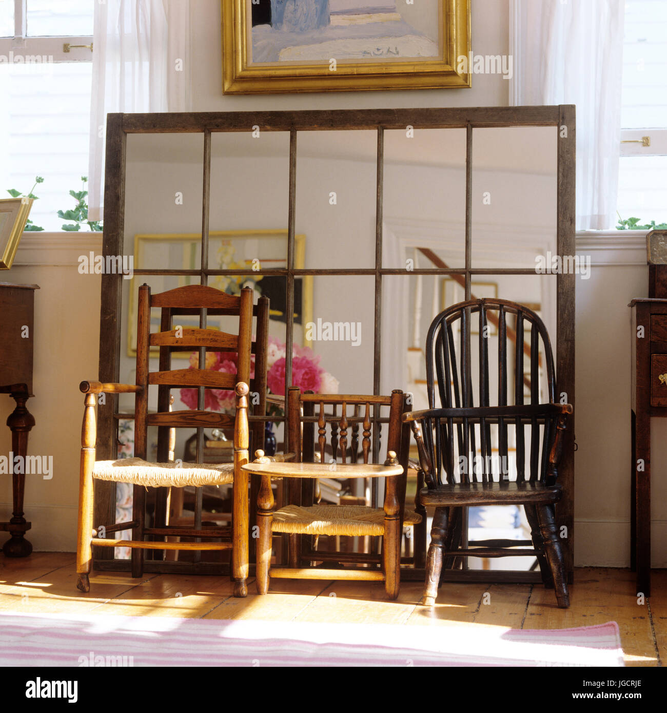Rustikale Stühle und Spiegel Stockfoto