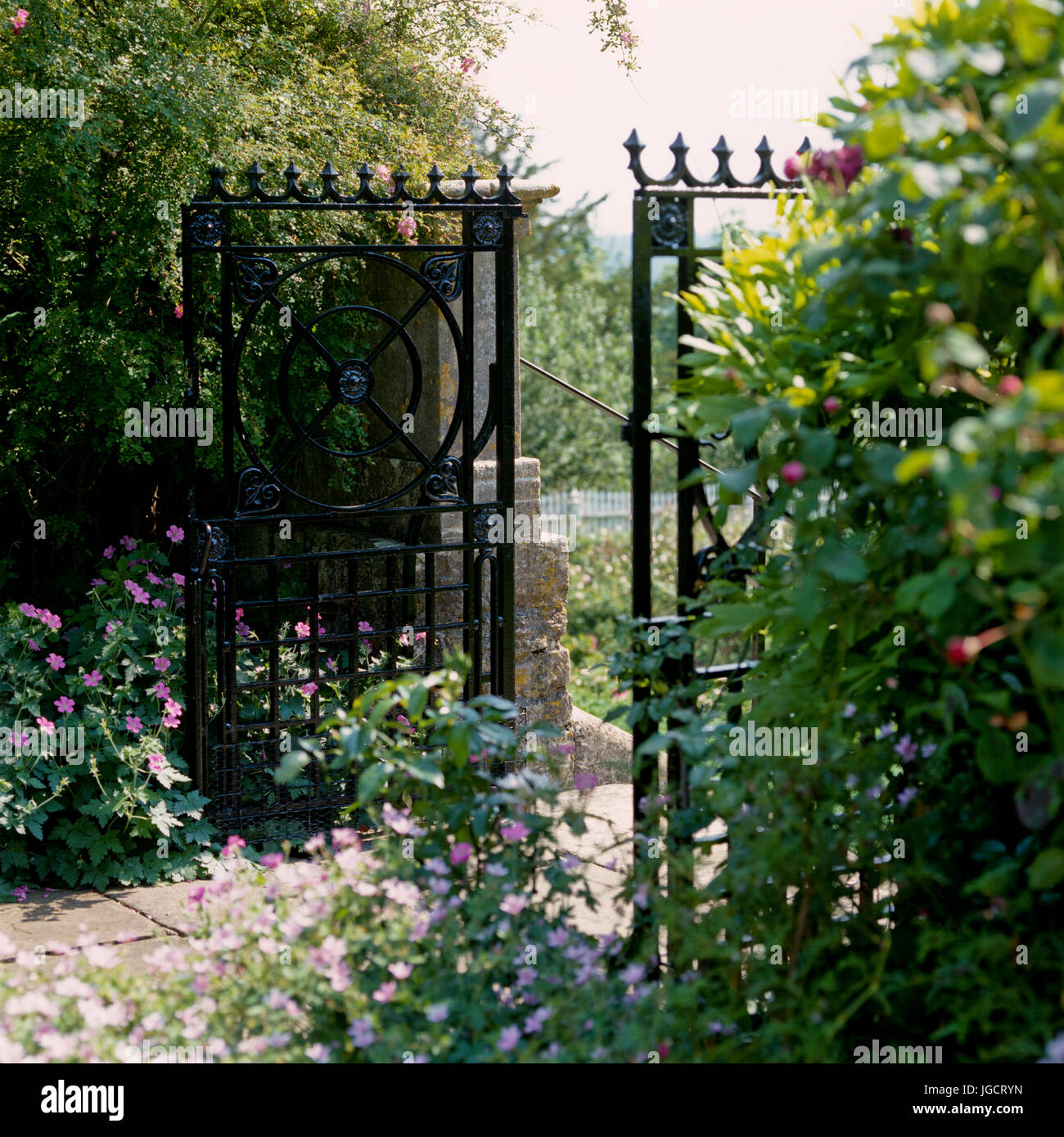 Offenen schwarzen Tor im Garten Stockfoto