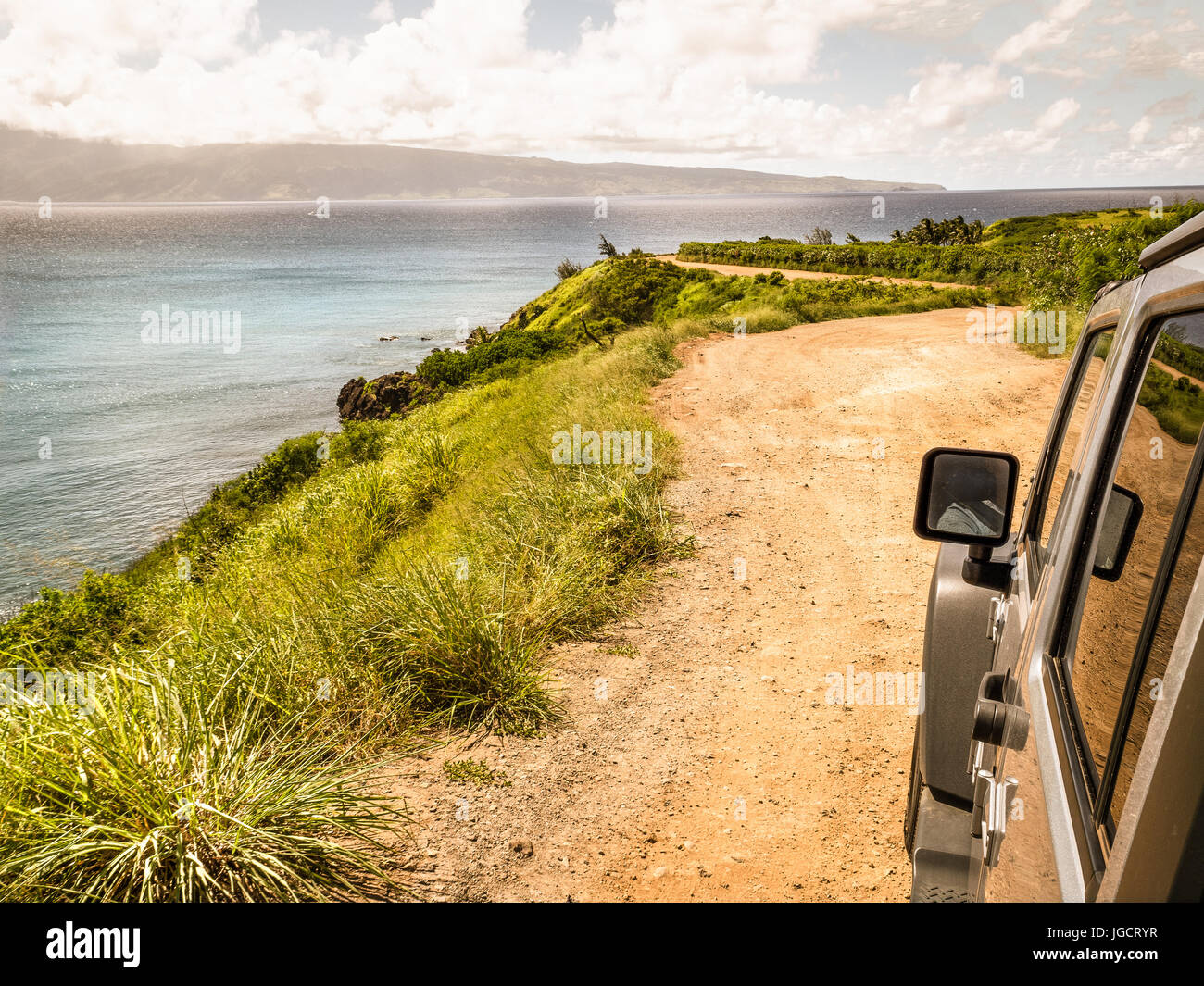 4x4 Fahrzeug fahren entlang einer Küstenstraße, Maui, Hawaii, Vereinigte Staaten Stockfoto
