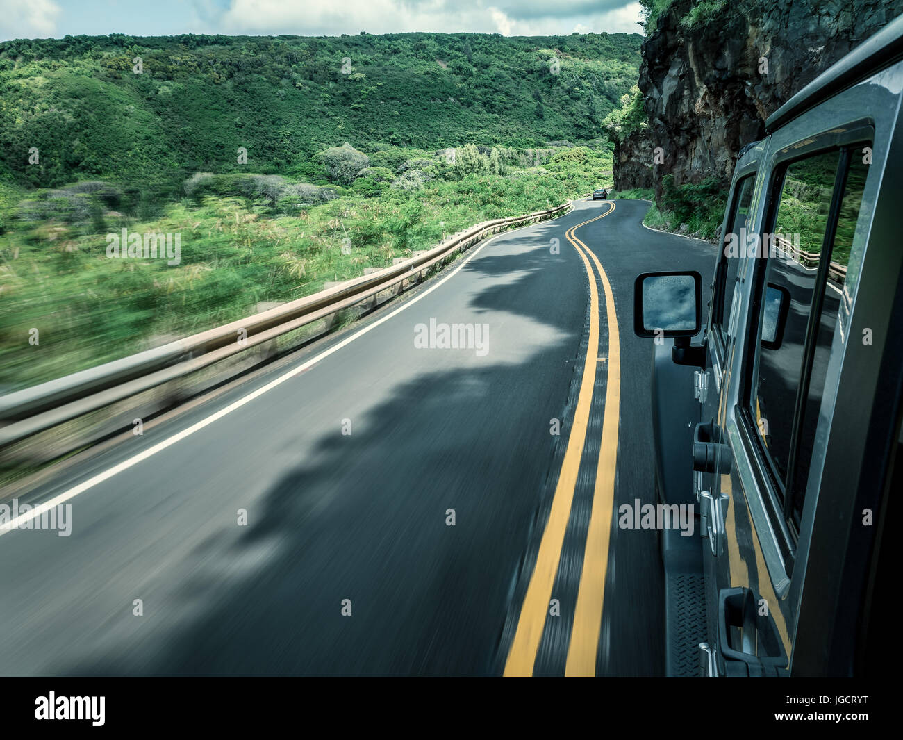 4x4 Fahrzeug fahren entlang einer Straße, Maui, Hawaii, Vereinigte Staaten Stockfoto