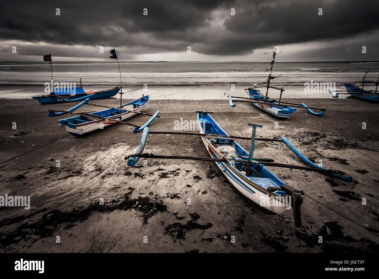 Angelboote/Fischerboote am Strand, West-Java, Indonesien Stockfoto