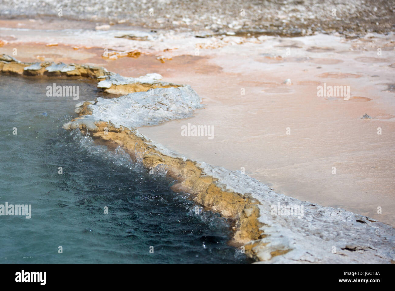 Detail des Crested Pool Thermalquelle in Upper Geyser Basin nahe Old Faithful im Yellowstone-Nationalpark Stockfoto